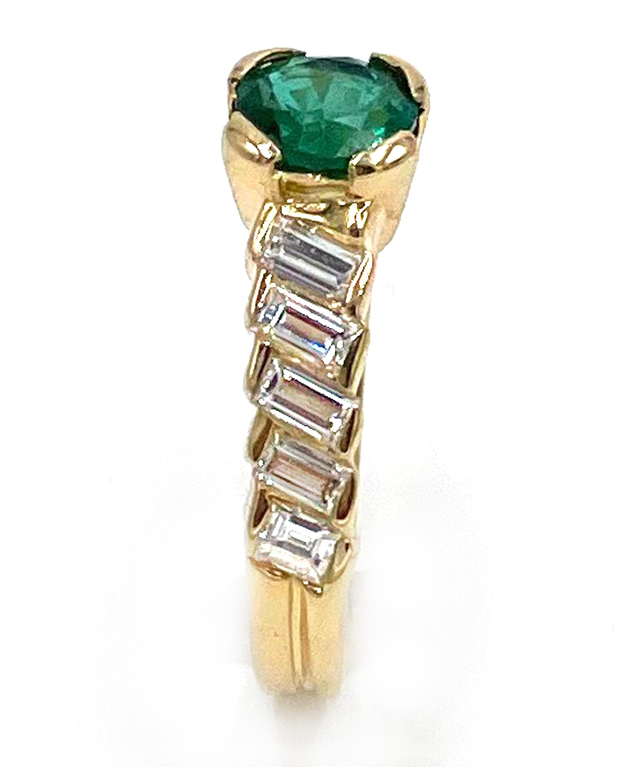 18K Yellow Gold Emerald Ring with Baguette Diamonds In Excellent Condition For Sale In Old Tappan, NJ