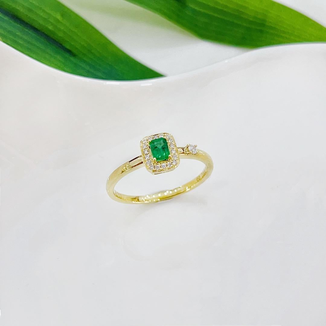 Bague émeraude en or jaune 18 carats avec diamants

1 Émeraude - 0,22 CT
Diamants - 0,09 CT

Poids total - 2.42 GM