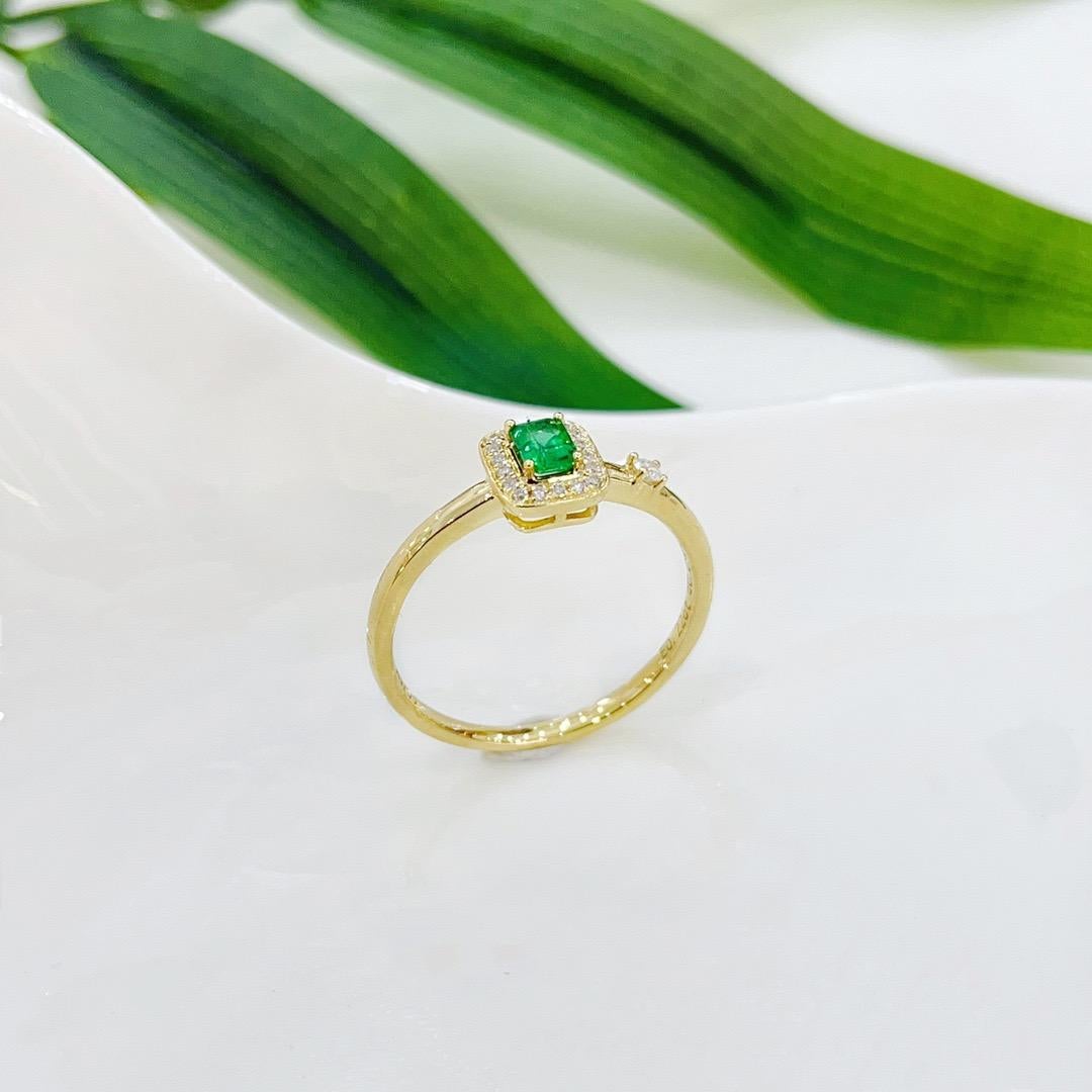 Moderne Bague émeraude en or jaune 18 carats avec diamants en vente