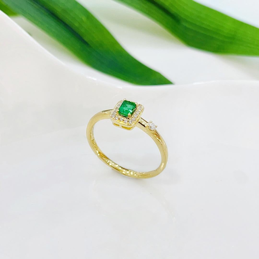 Taille émeraude Bague émeraude en or jaune 18 carats avec diamants en vente
