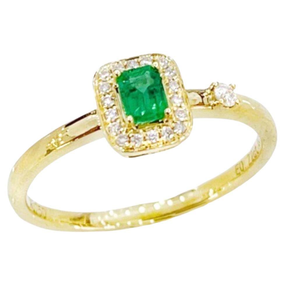 18K Yellow Gold Emerald Ring with Diamonds
