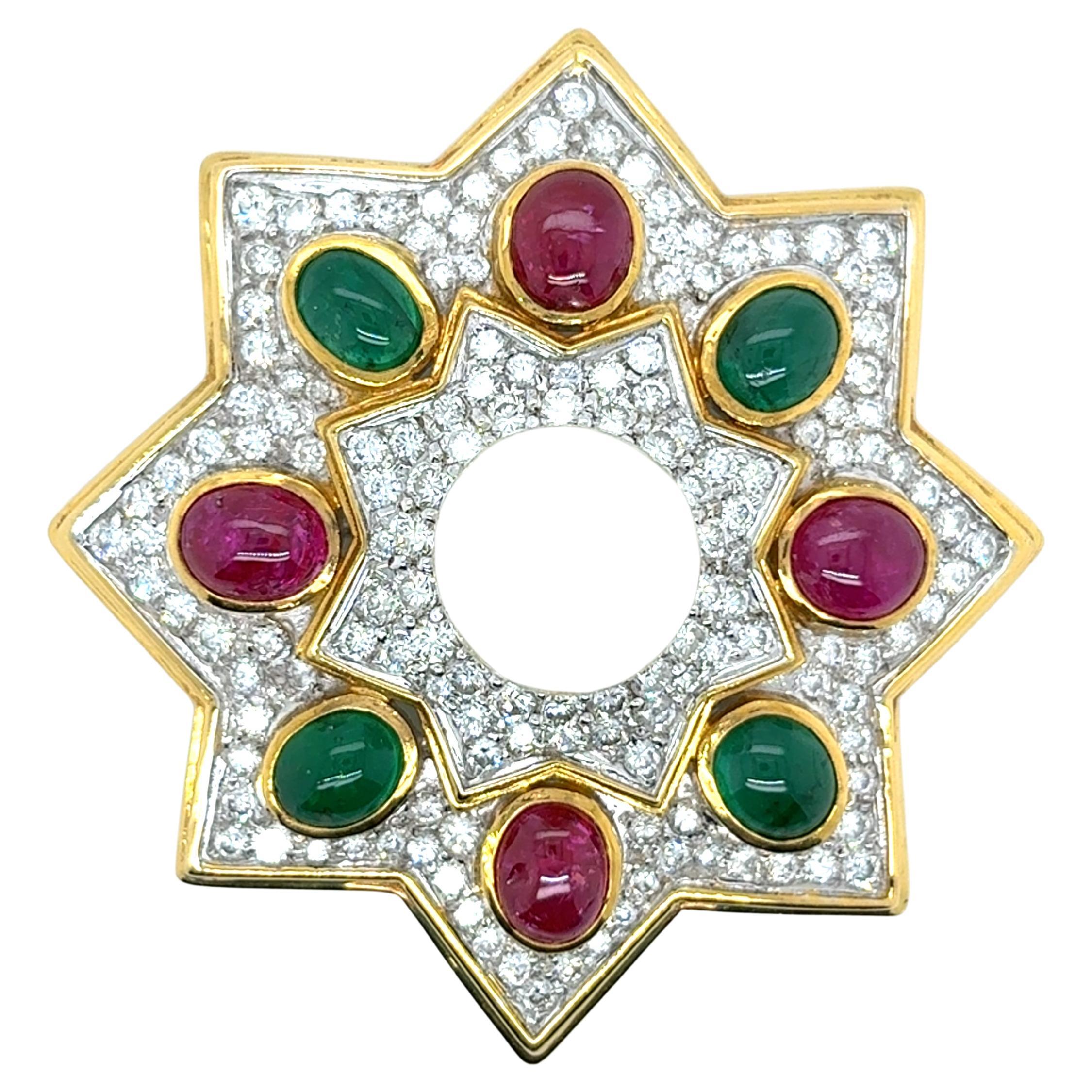 Brosche aus 18k Gelbgold mit Smaragd, Rubin und Perle im Angebot