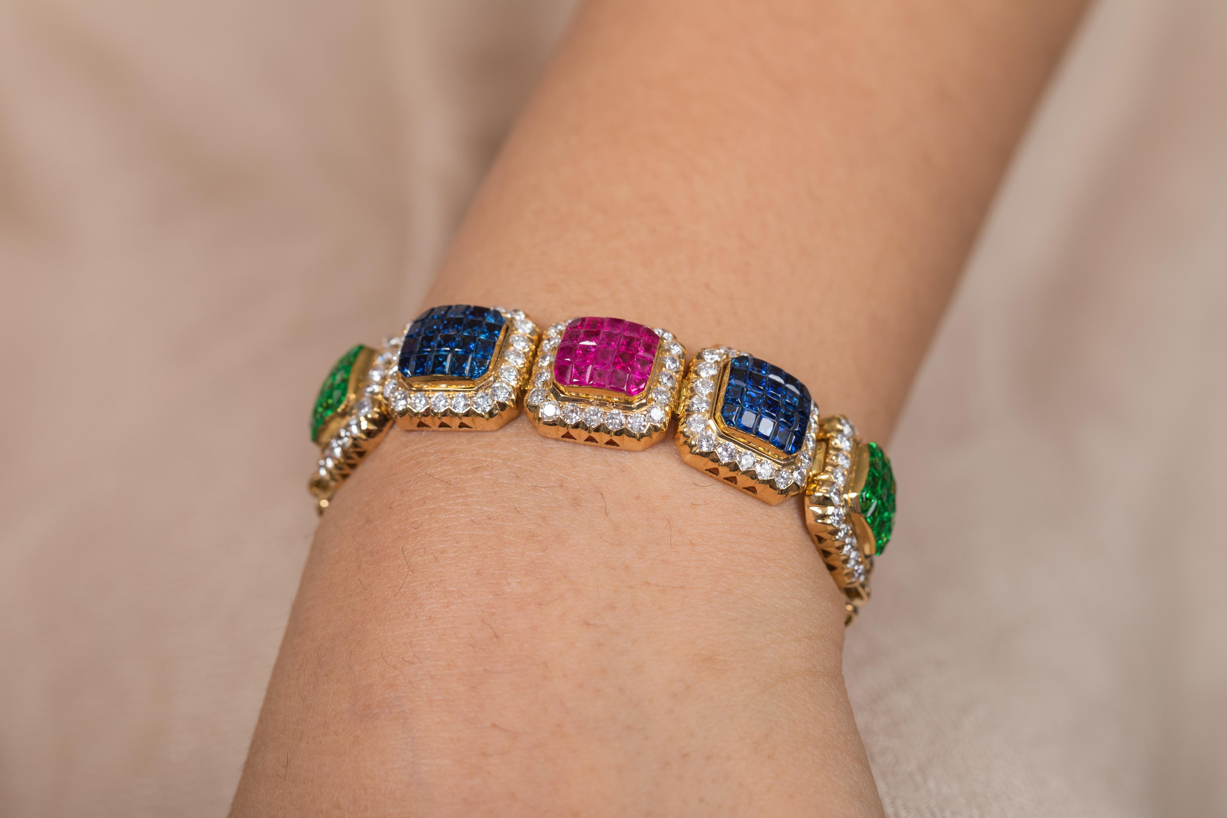 Armband aus 18 Karat Gelbgold mit Smaragd, Rubin, blauem Saphir und Diamant (Carréeschliff) im Angebot