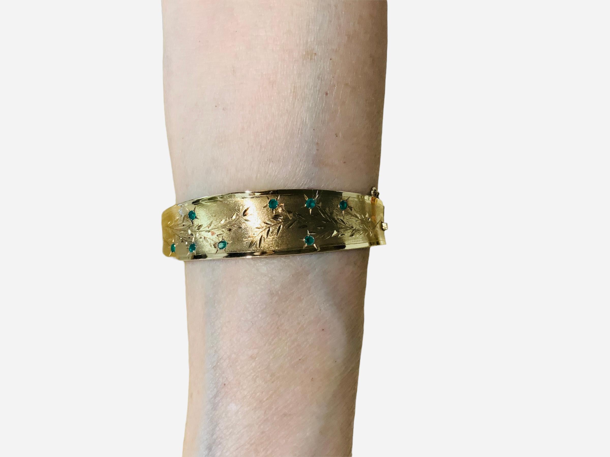 Bracelet large en or jaune 18k avec émeraude en vente 1