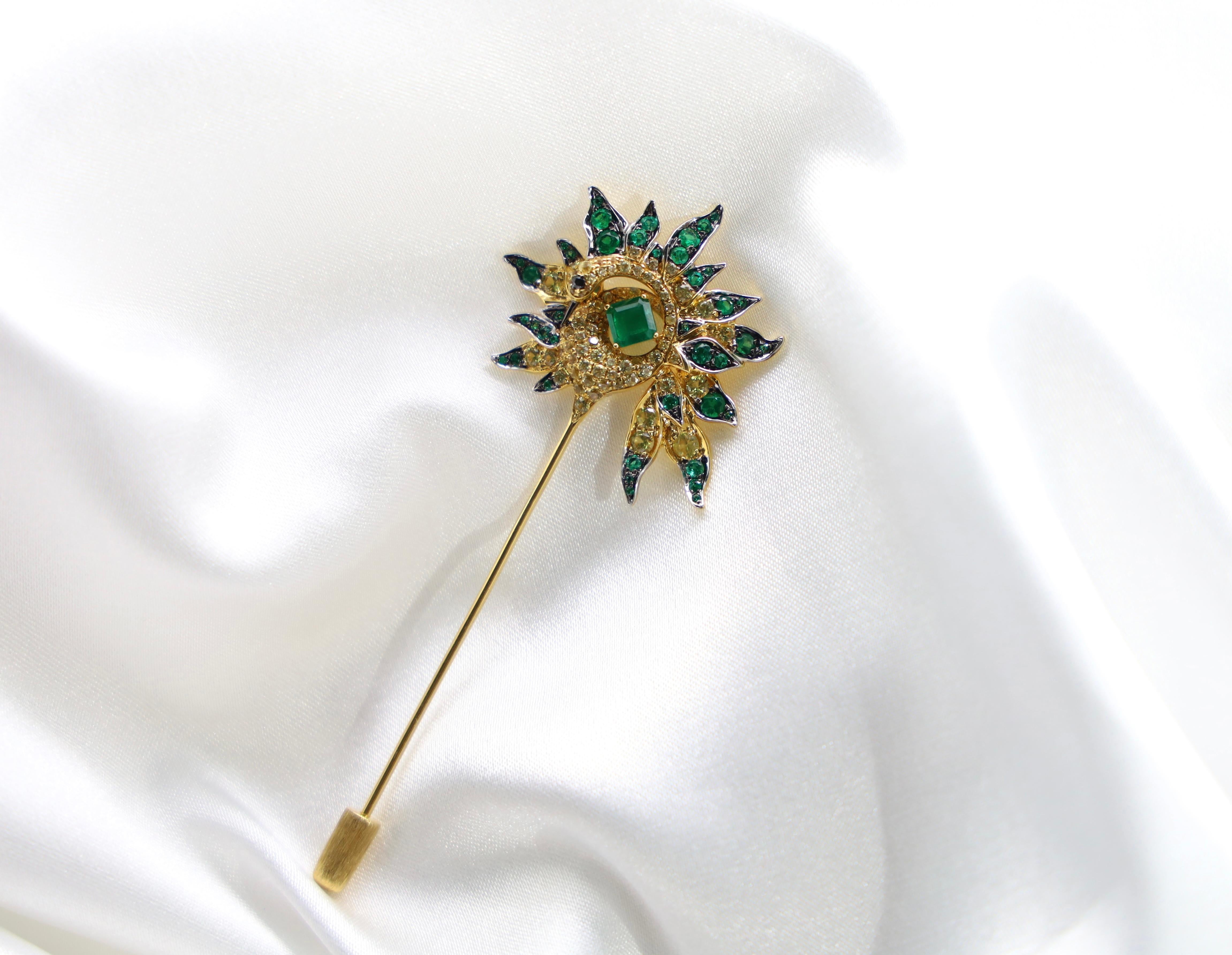 Women's or Men's 18K Yellow Gold Emerald & Yellow Sapphire Brooch For Sale