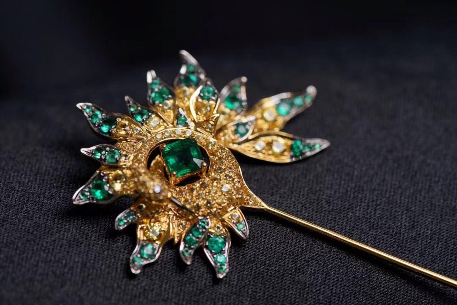 18K Yellow Gold Emerald & Yellow Sapphire Brooch For Sale 2