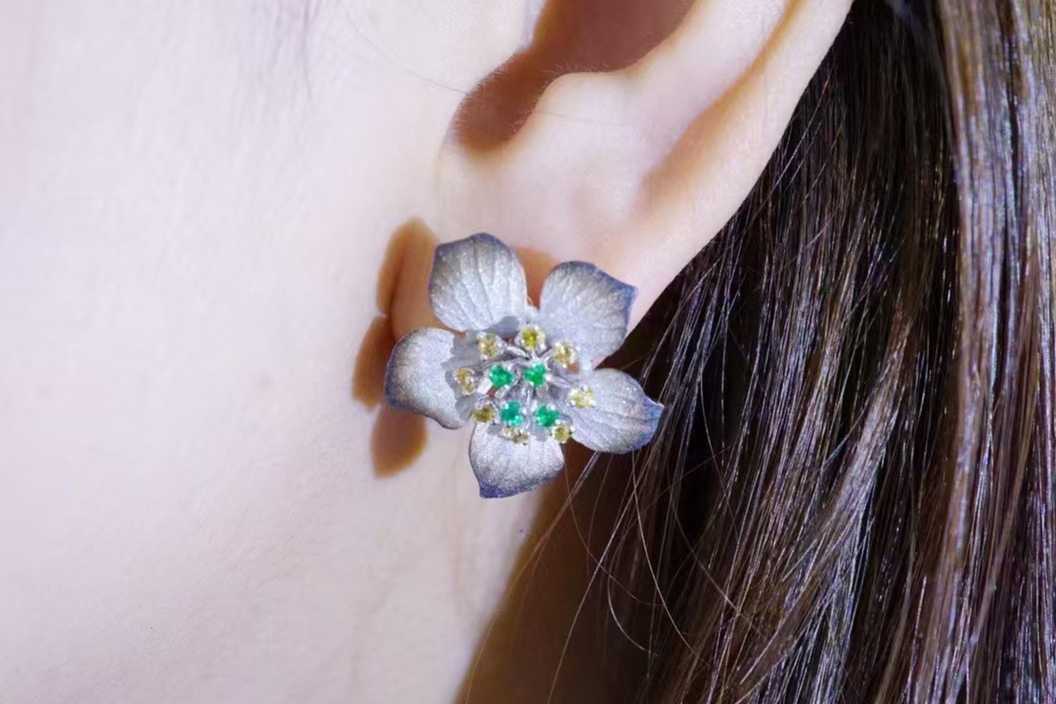 Boucles d'oreilles fleur en or 18 carats avec émeraude et saphir jaune en vente 4