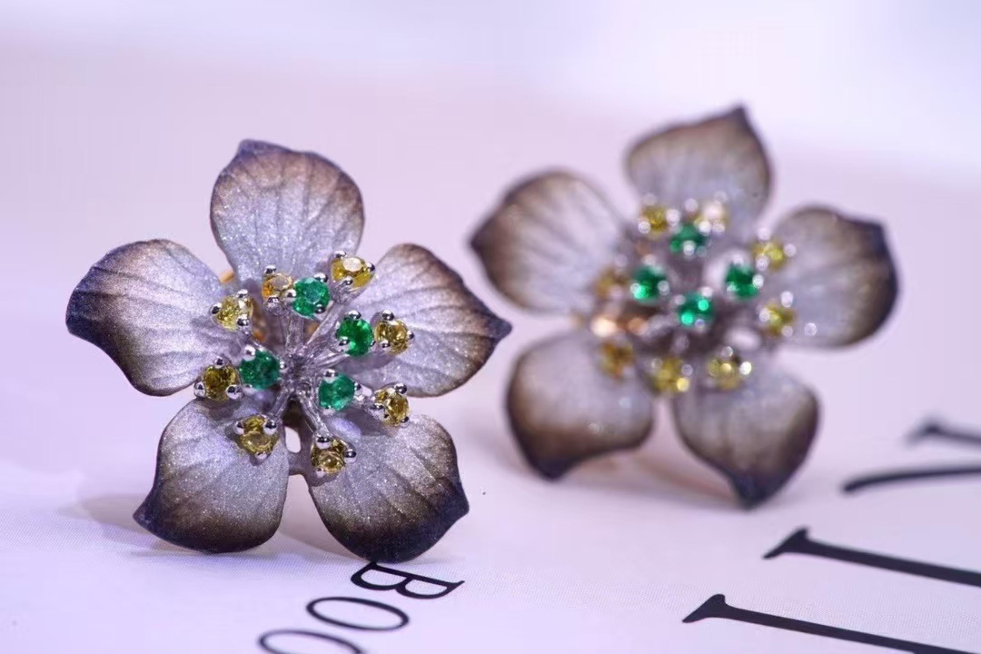 Moderne Boucles d'oreilles fleur en or 18 carats avec émeraude et saphir jaune en vente