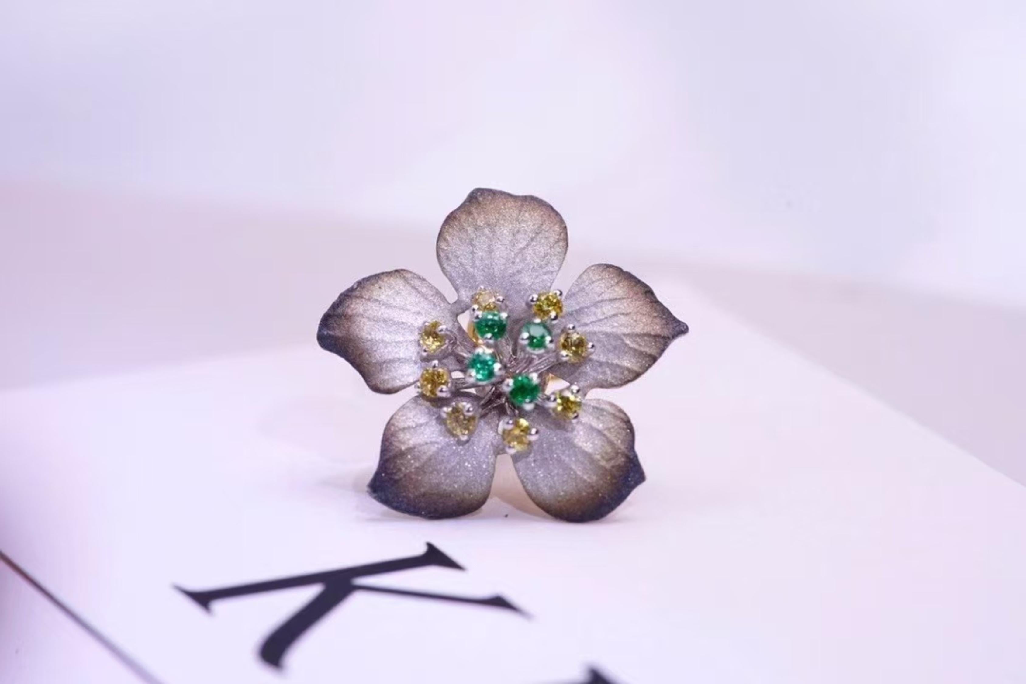 Taille ronde Boucles d'oreilles fleur en or 18 carats avec émeraude et saphir jaune en vente