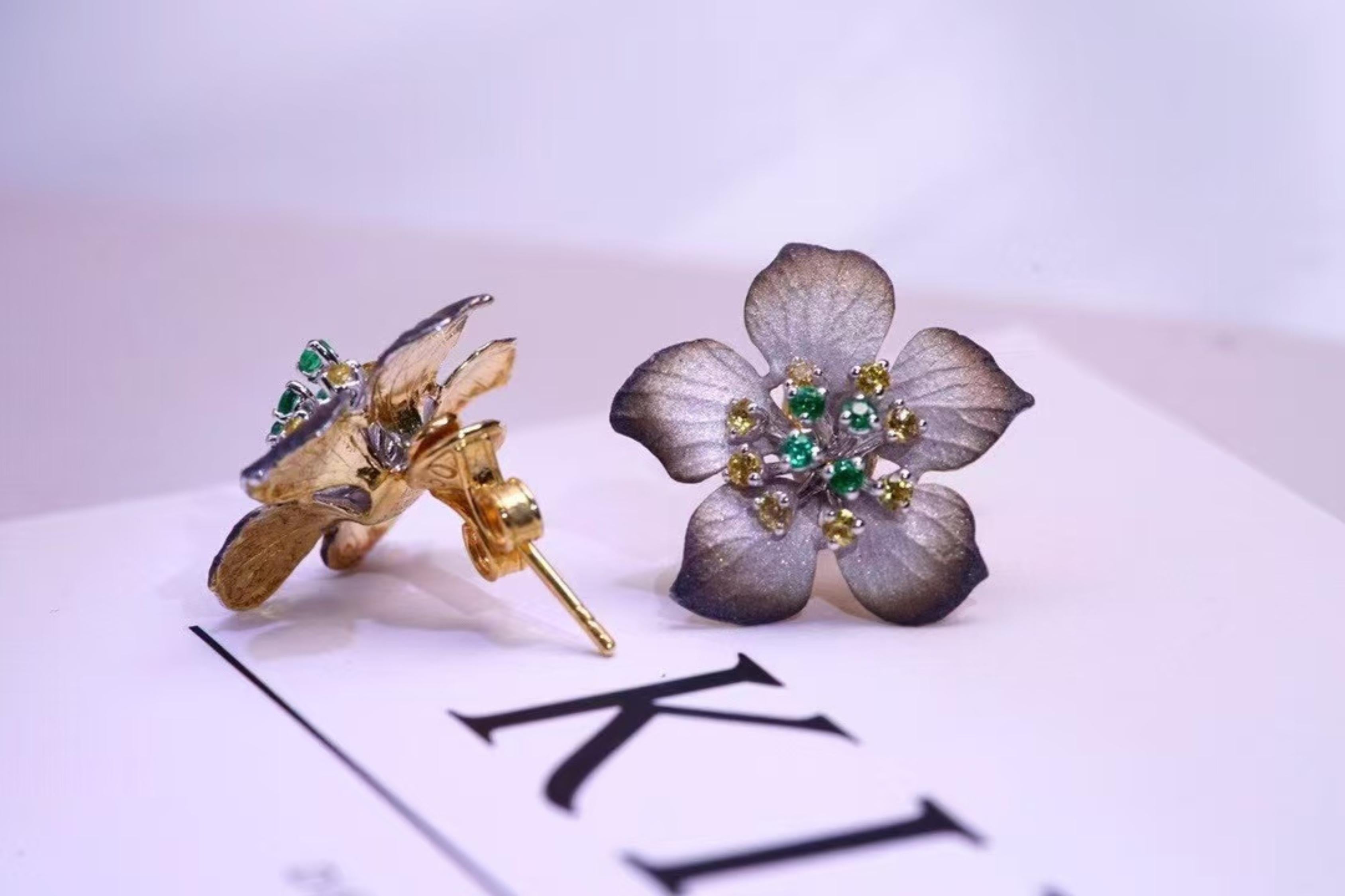 Boucles d'oreilles fleur en or 18 carats avec émeraude et saphir jaune Neuf - En vente à Kowloon, HK