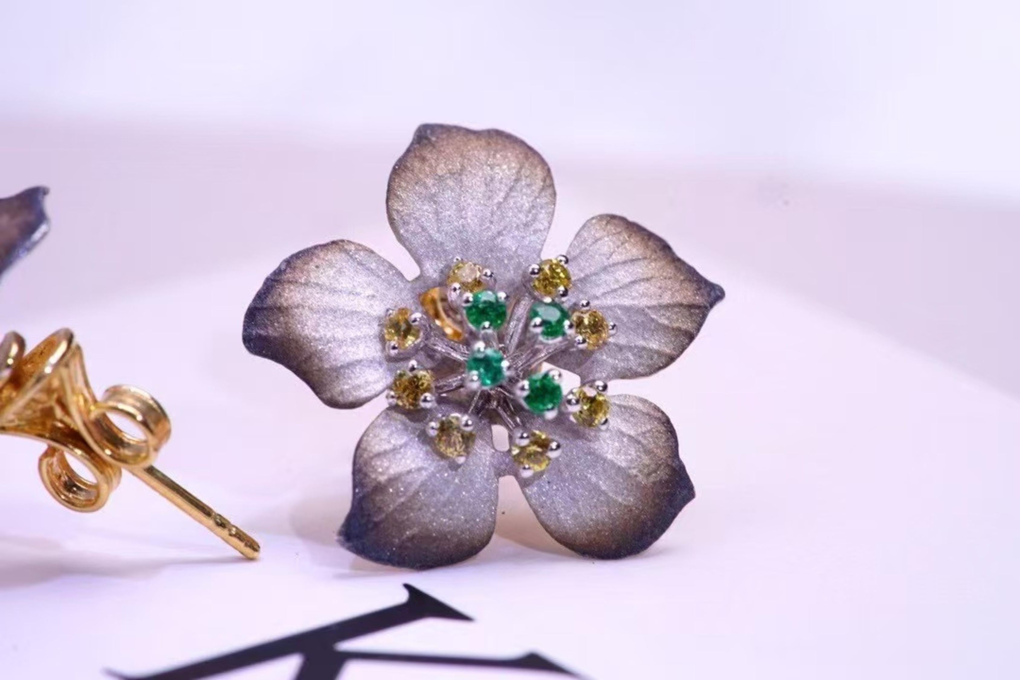 Boucles d'oreilles fleur en or 18 carats avec émeraude et saphir jaune en vente 1