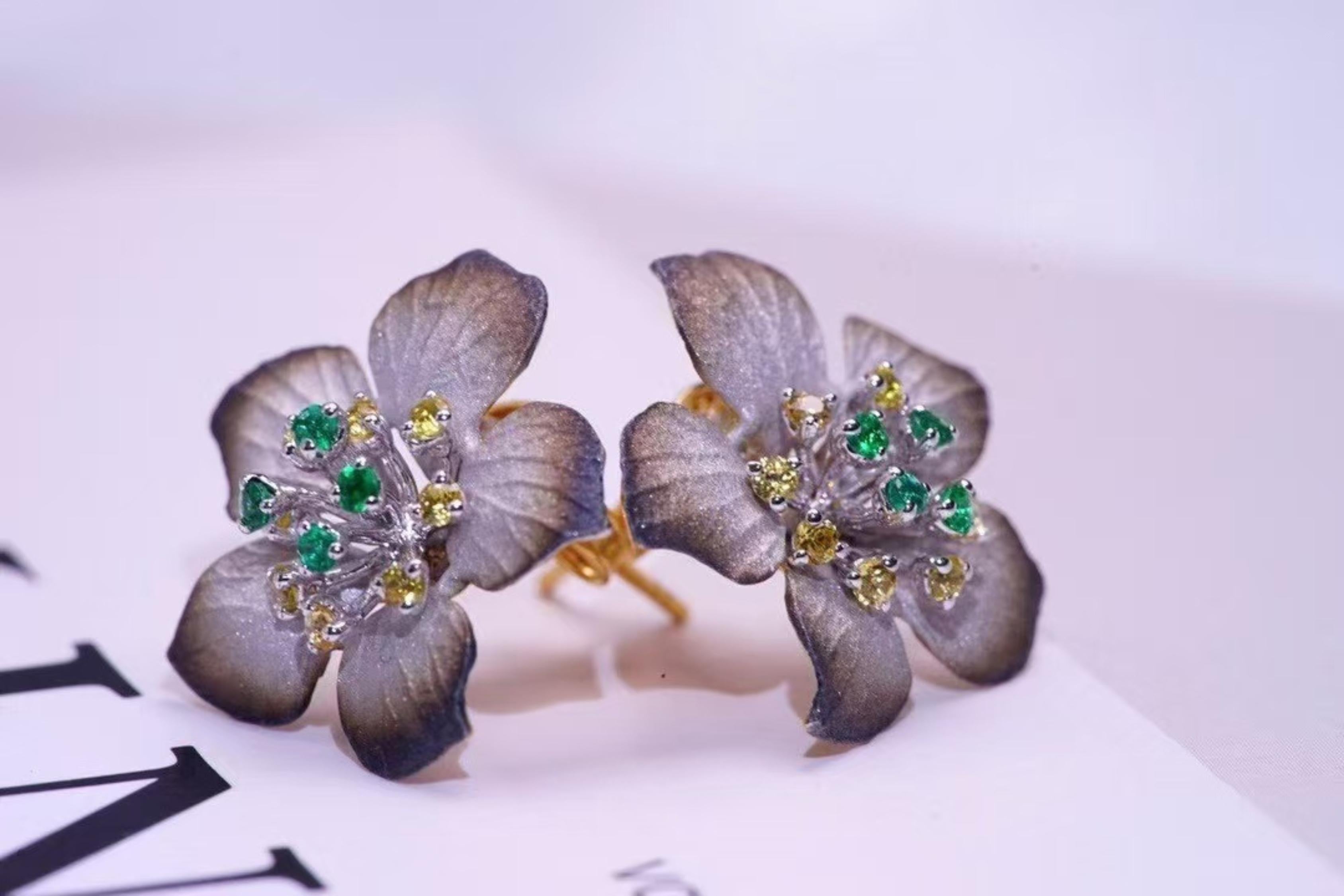 Boucles d'oreilles fleur en or 18 carats avec émeraude et saphir jaune en vente 2