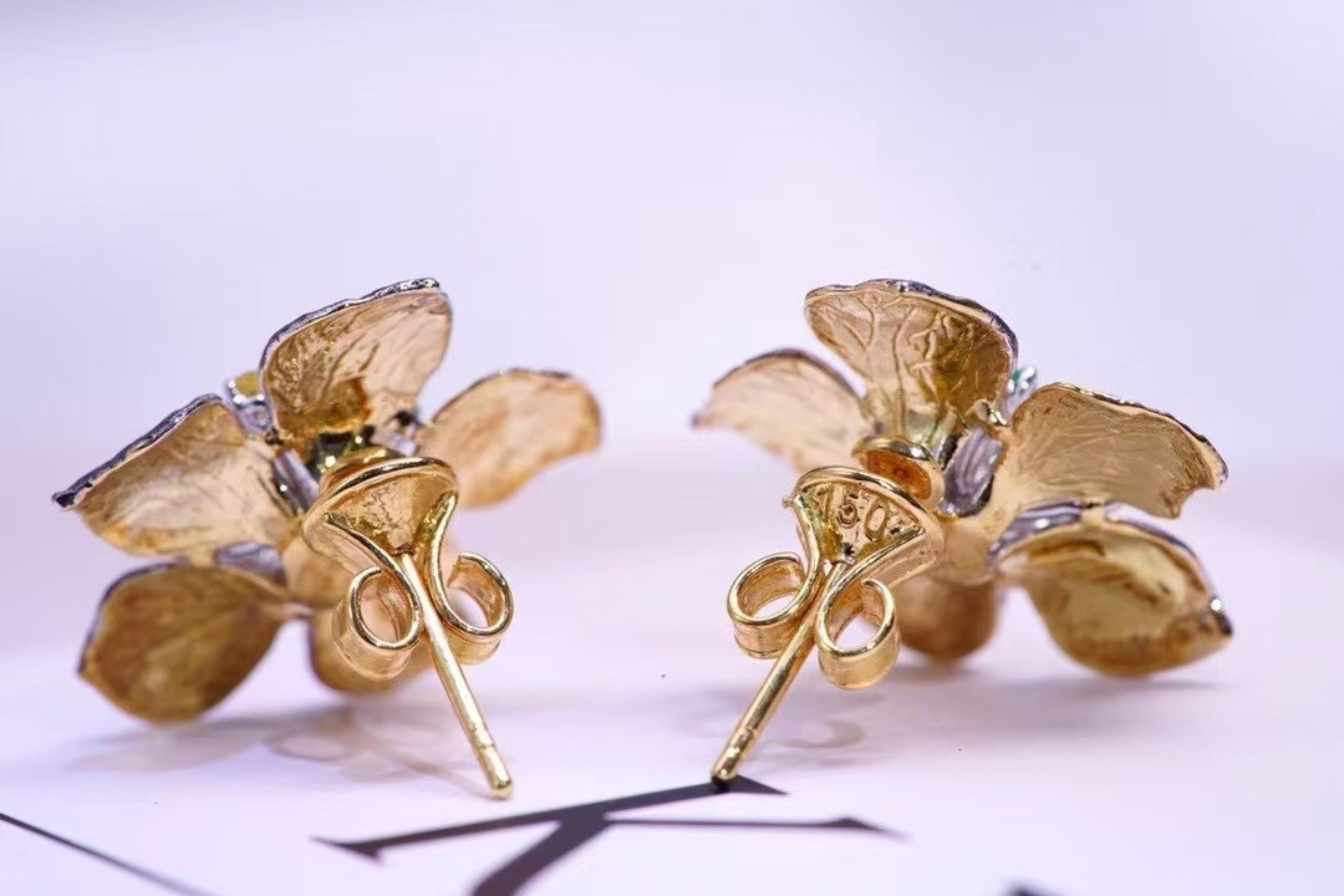 Boucles d'oreilles fleur en or 18 carats avec émeraude et saphir jaune en vente 3