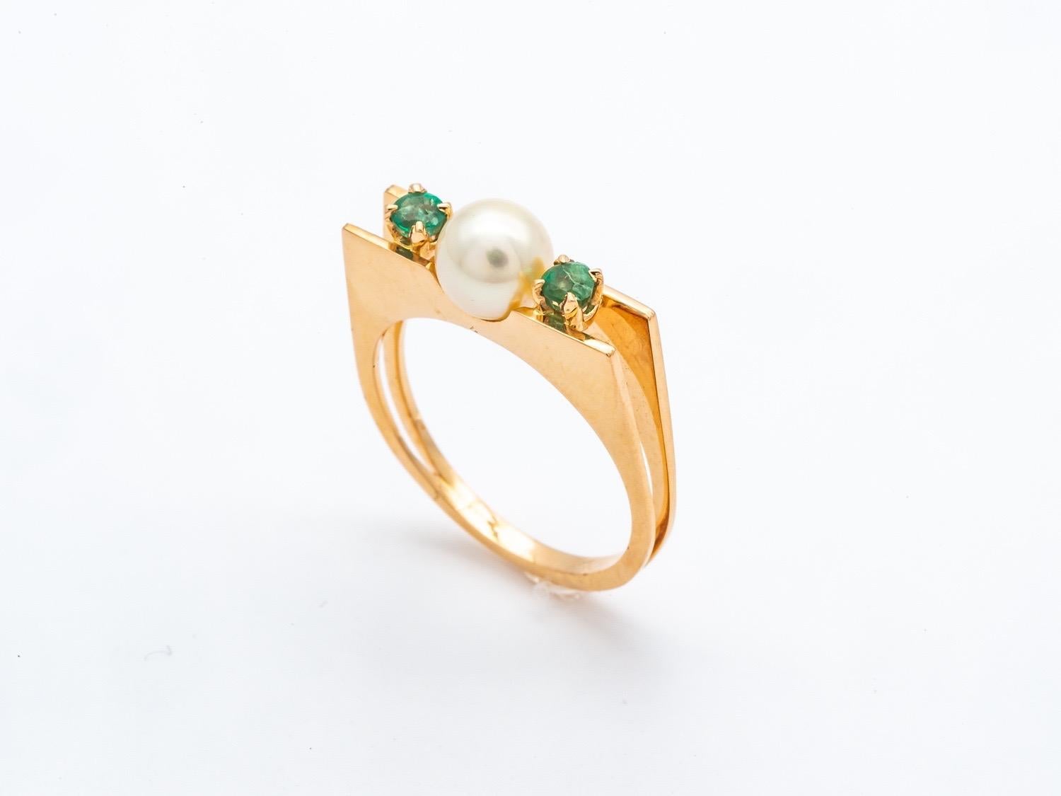 18K Yellow Gold Emeralds and Pearl , emeralds for 0.16 Carats per Akoya pearl 6.2 Millimeter or 0.244 Inch.
The frame is in 18K yellow gold is an original frame of modern manufacture
french size 51
US Size 5.75
british K 3/4
