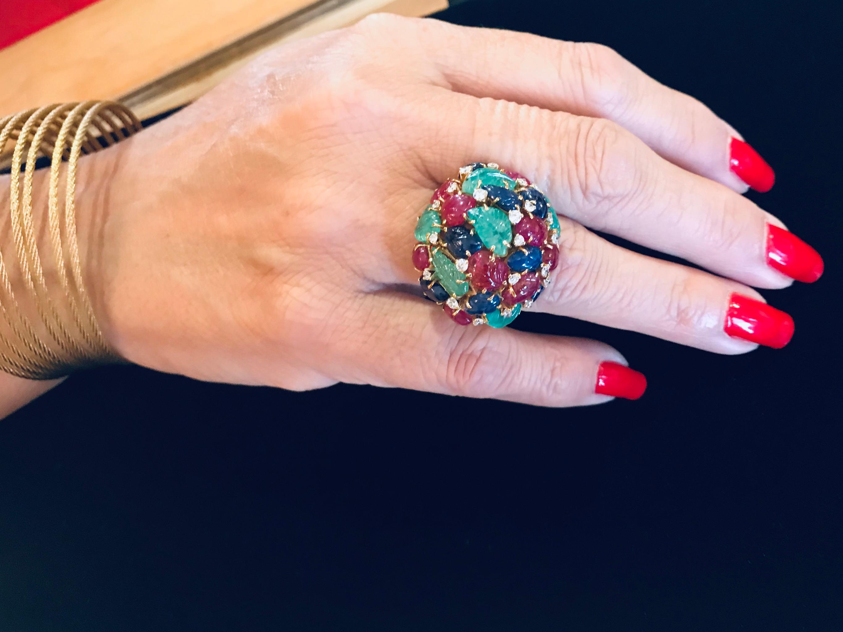 18 Karat Gelbgold Smaragde, Saphire, Rubine, Diamanten Tutti-Frutti Cocktail-Ring im Angebot 8
