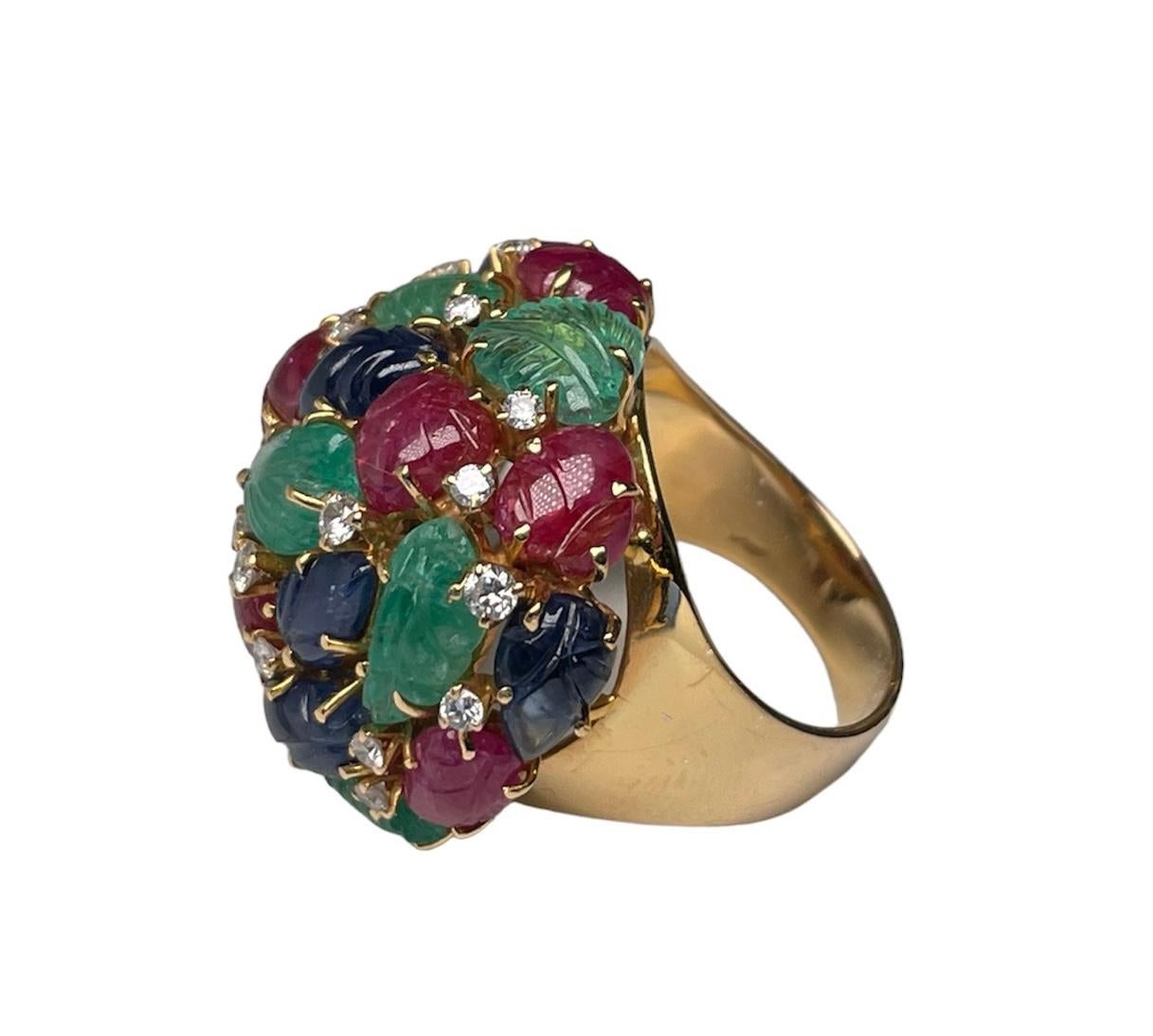 18k Yellow Gold Emeralds, Sapphires, Rubies, Diamonds Tutti-Frutti Cocktail Ring In Good Condition For Sale In Guaynabo, PR