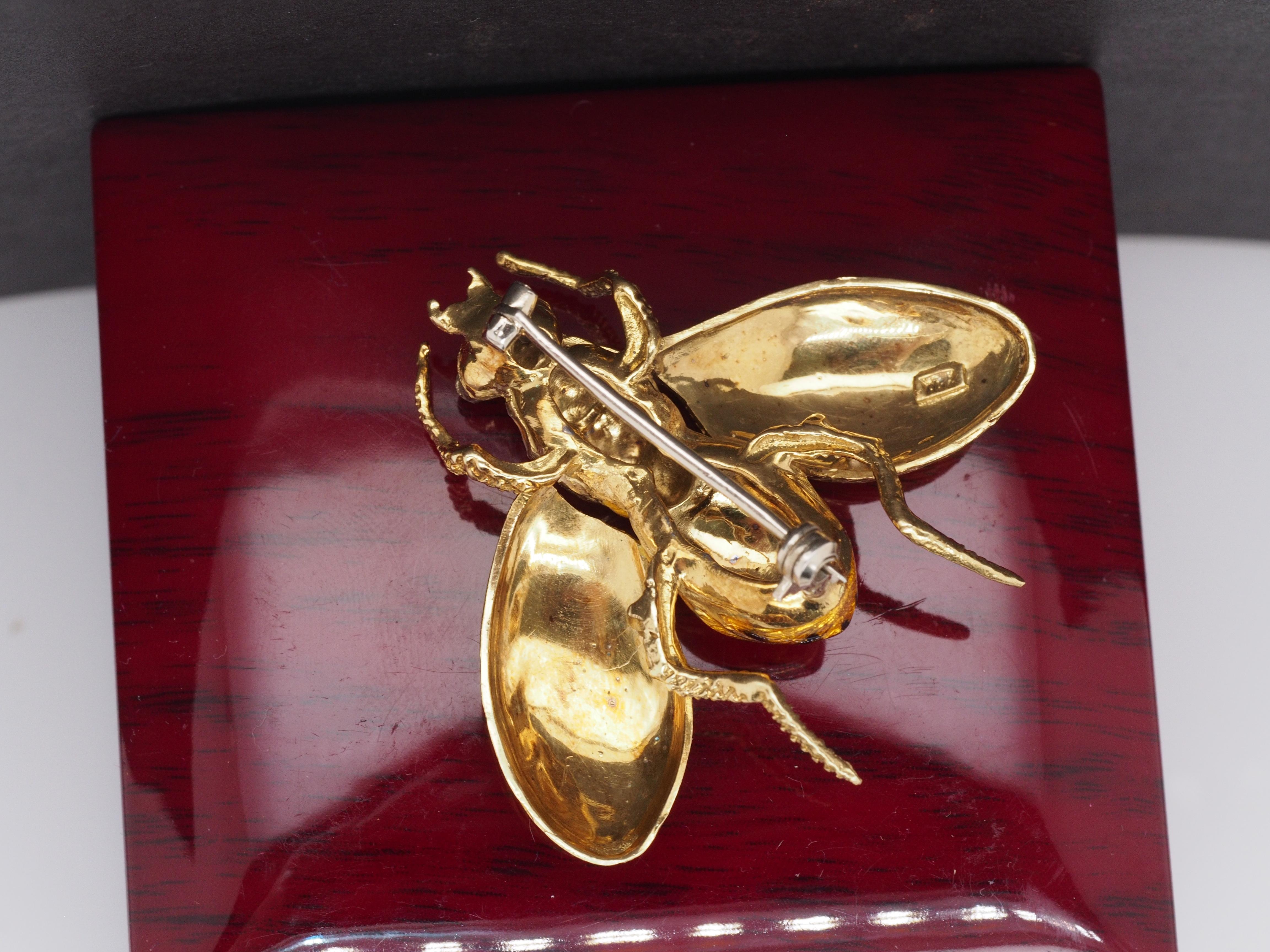 Round Cut 18K Yellow Gold Enamel and Diamond Eyes Fly Brooch Pin Large Size For Sale