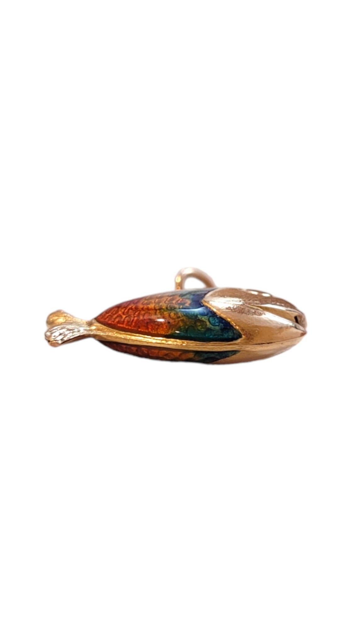18K Yellow Gold Enamel Fish Charm #18438 In Good Condition In Washington Depot, CT