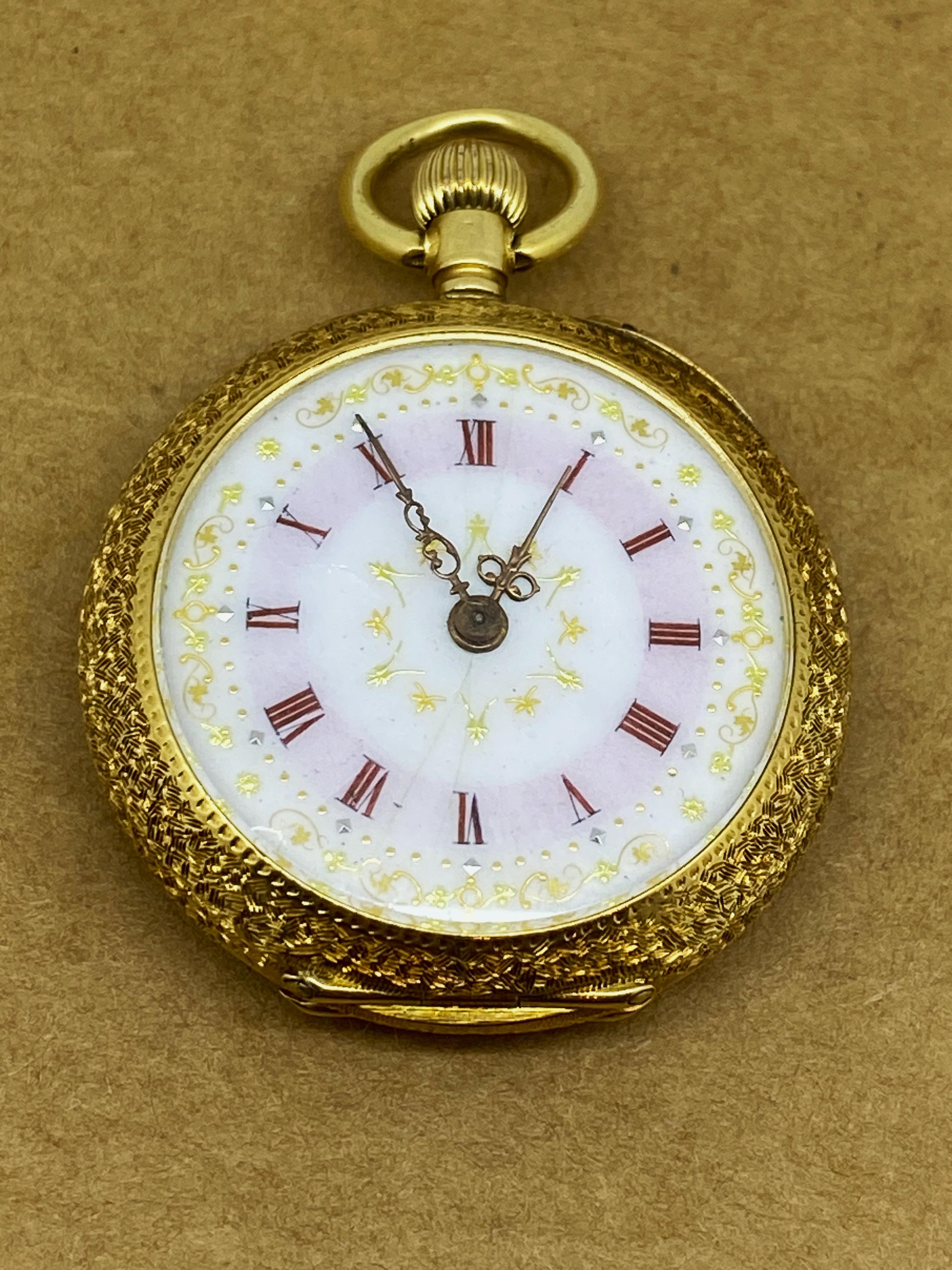 Montre de poche ancienne pour dames en or jaune 18K et émail avec motif de buisson rose à face ouverte Pour femmes en vente