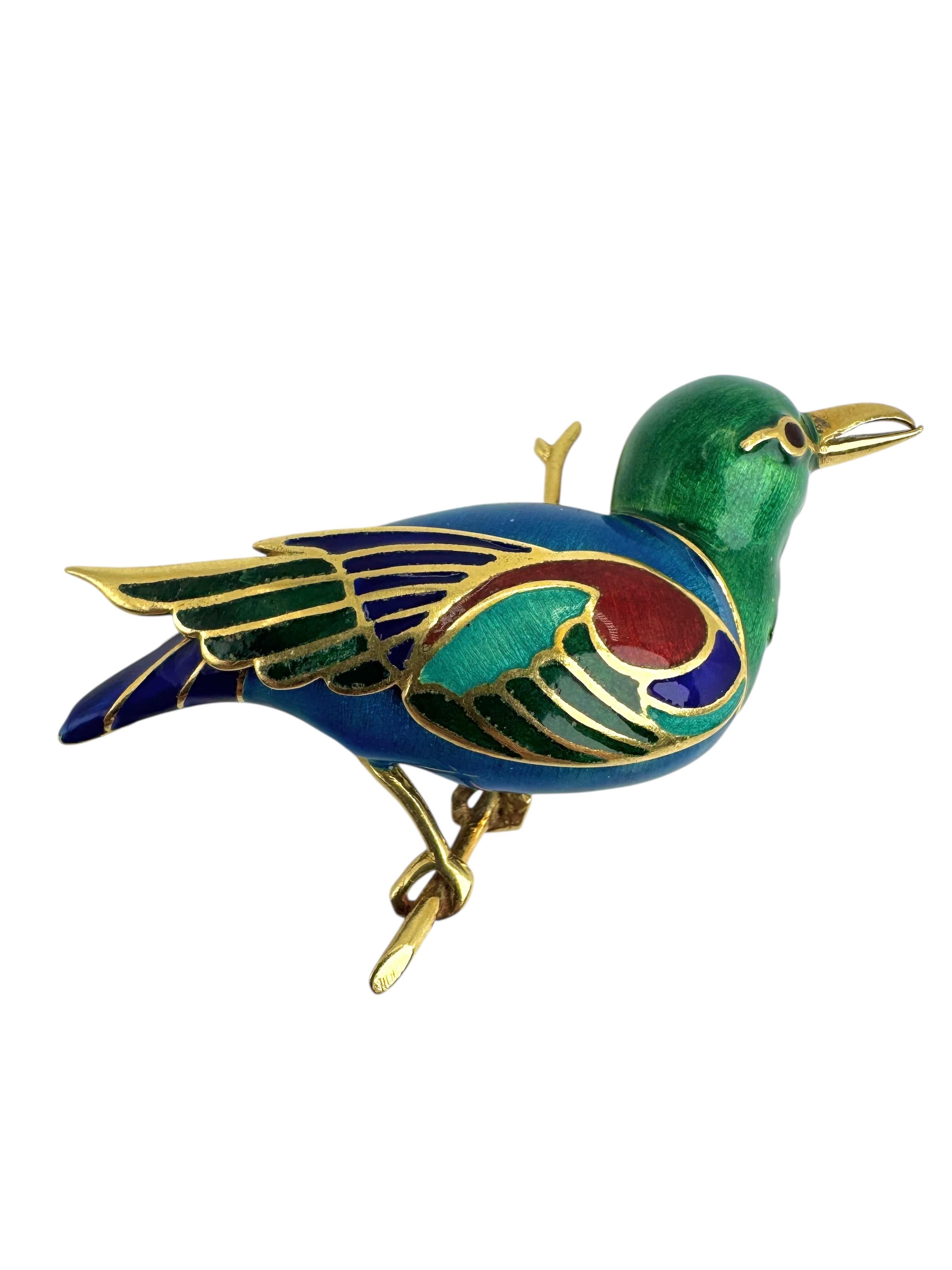 Una spilla vintage splendidamente dettagliata, realizzata in oro giallo 18 carati, con uno storno stilizzato in smalto vivace. Il corpo dell'uccello è smaltato in ricche tonalità di verde smeraldo, blu cobalto e rosso intenso, con dettagli in oro