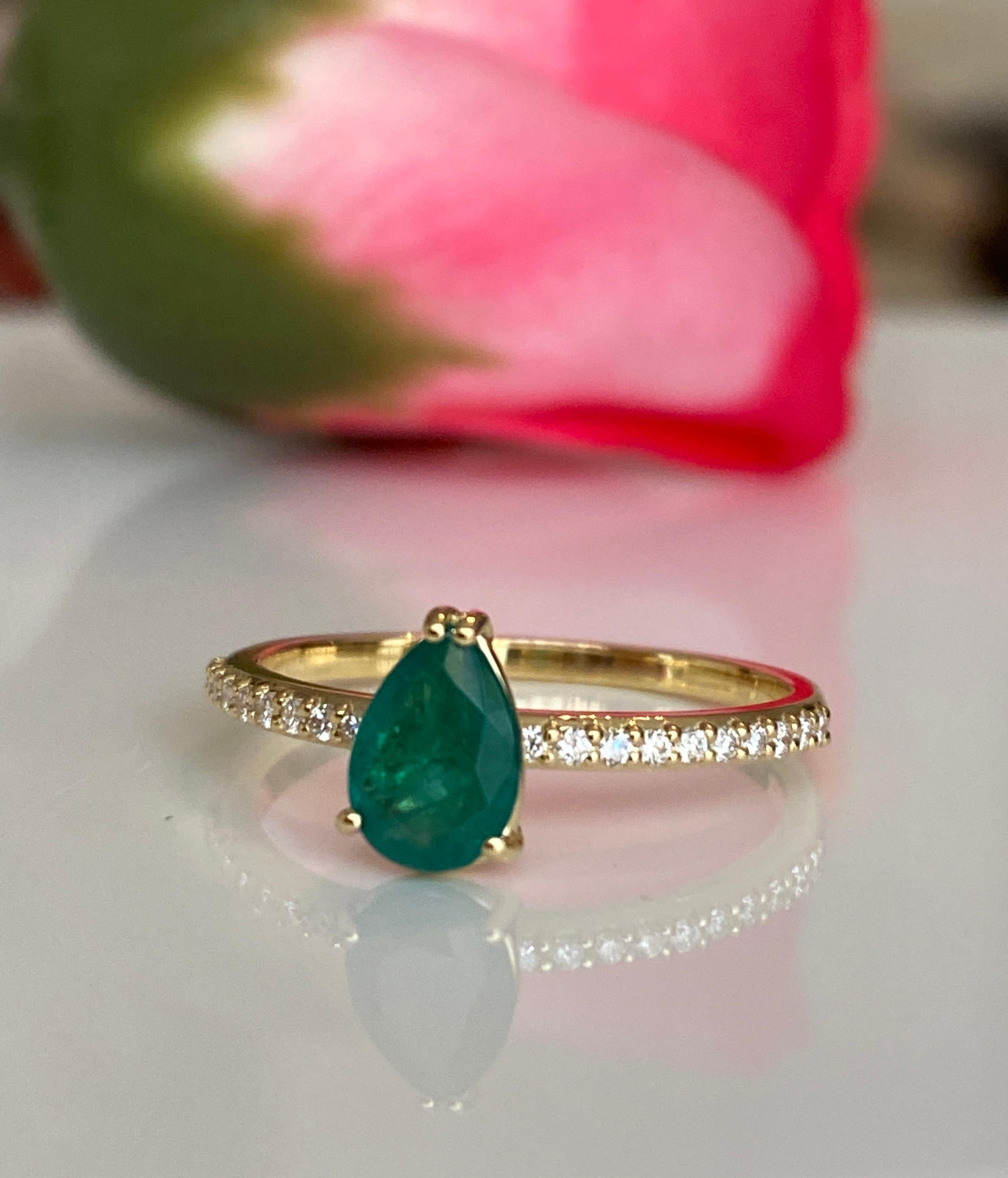 Jugendstil Bague de fiançailles en or jaune 18 carats avec émeraude de 0,60 carat et diamants en vente