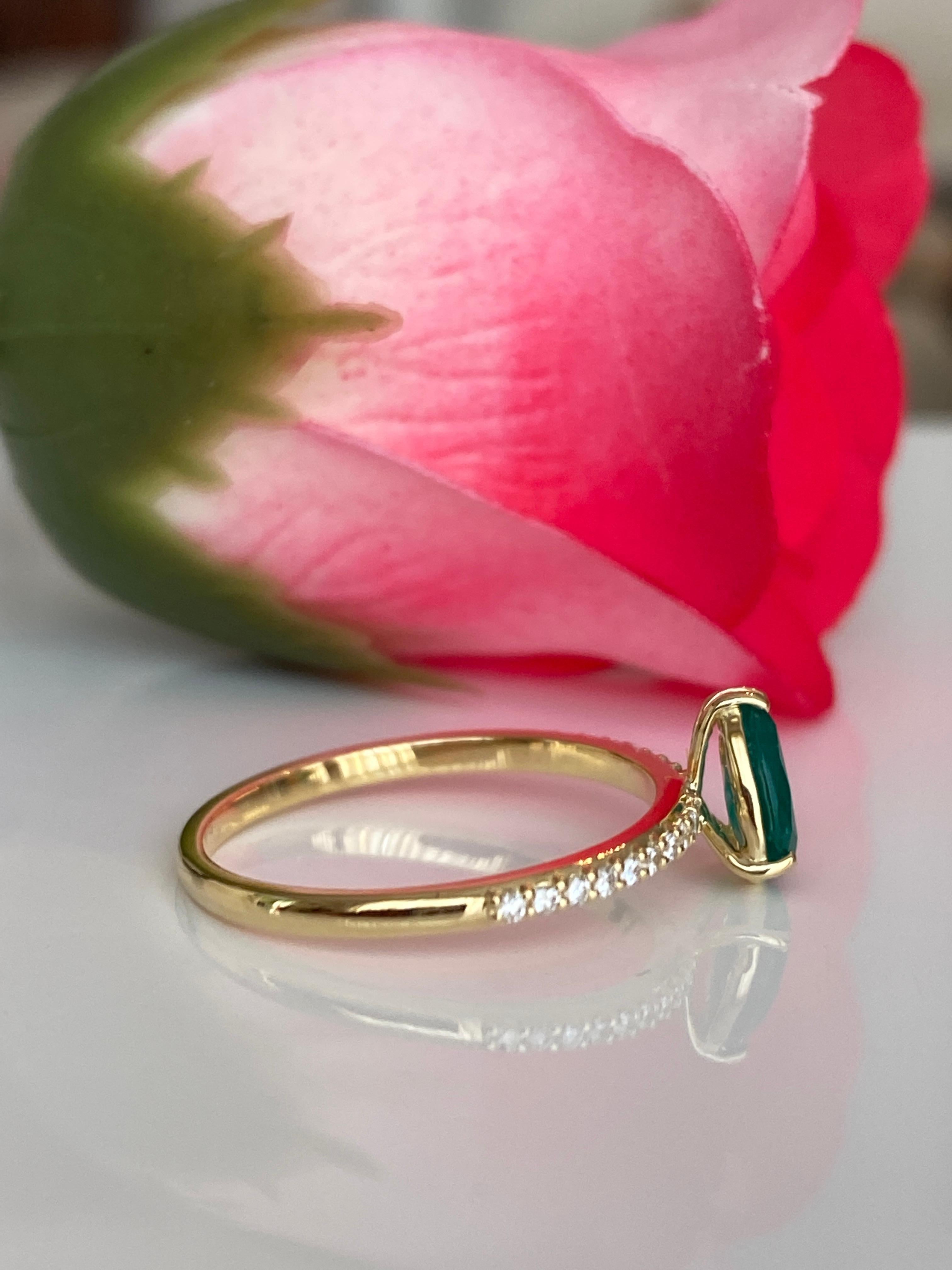 Bague de fiançailles en or jaune 18 carats avec émeraude de 0,60 carat et diamants Excellent état - En vente à AMSTERDAM, NL