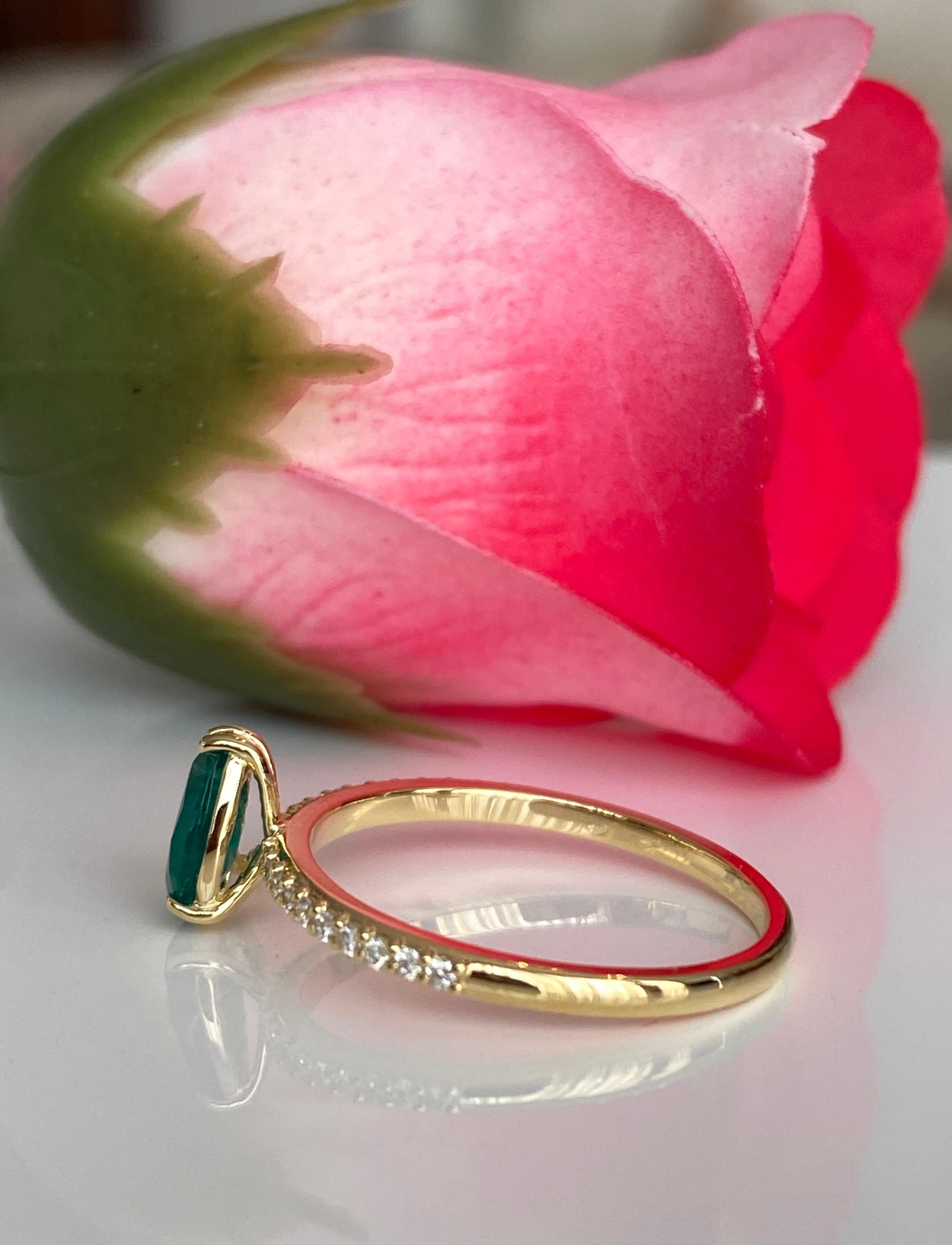 Bague de fiançailles en or jaune 18 carats avec émeraude de 0,60 carat et diamants Unisexe en vente