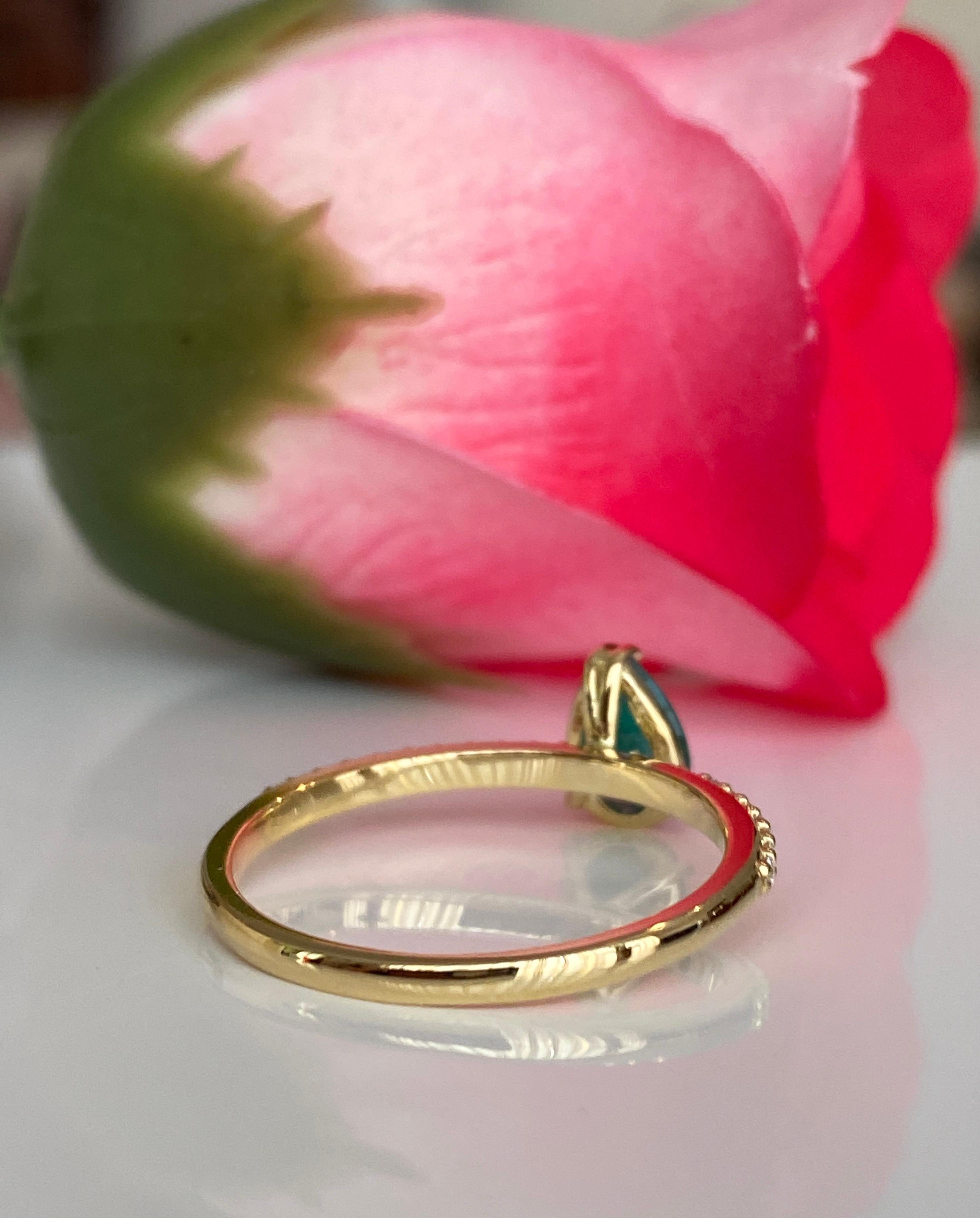 Bague de fiançailles en or jaune 18 carats avec émeraude de 0,60 carat et diamants en vente 1