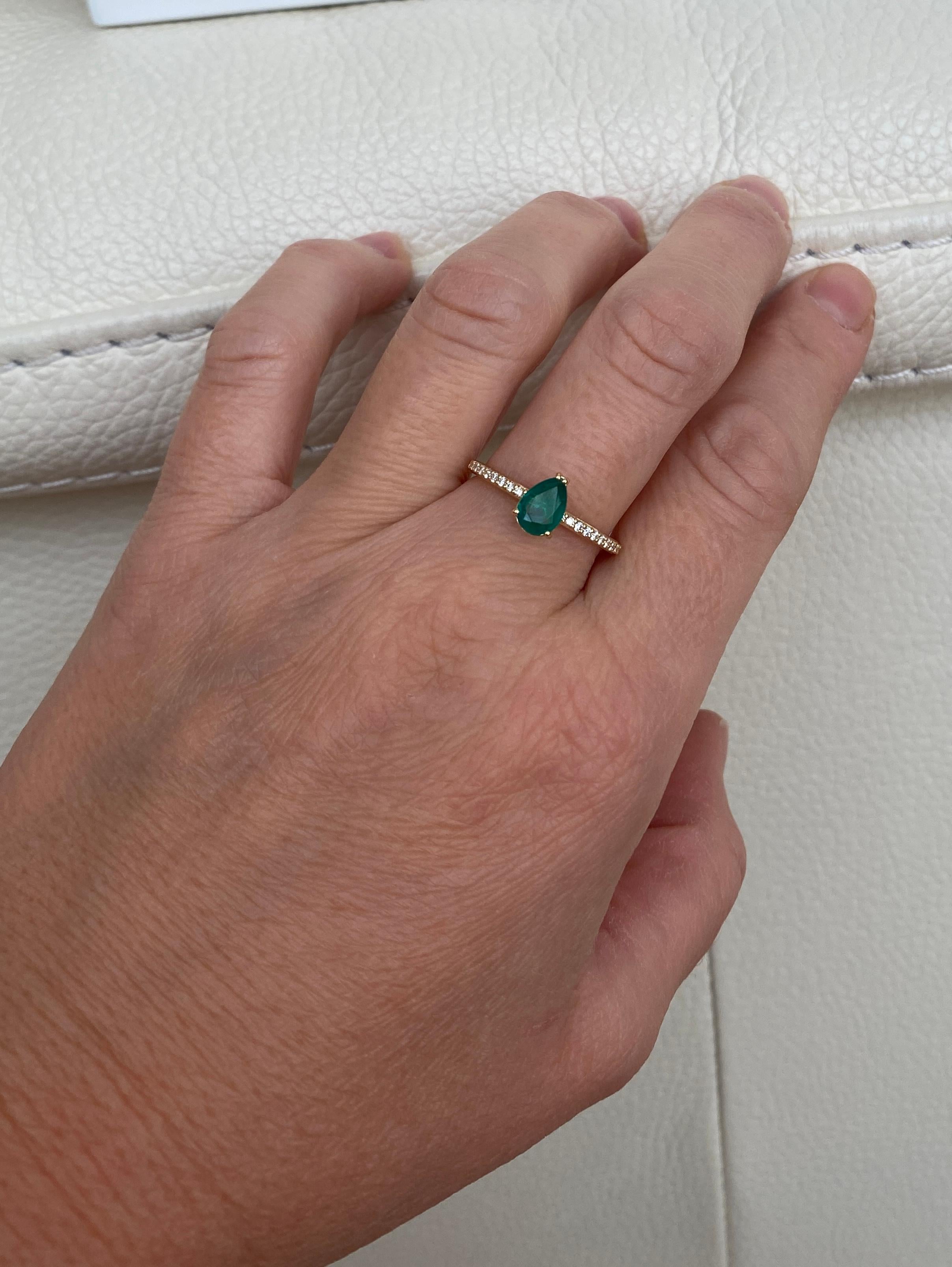 Bague de fiançailles en or jaune 18 carats avec émeraude de 0,60 carat et diamants en vente 2