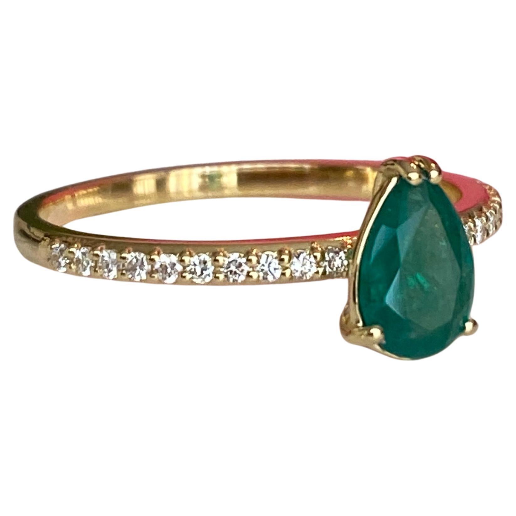 Bague de fiançailles en or jaune 18 carats avec émeraude de 0,60 carat et diamants en vente