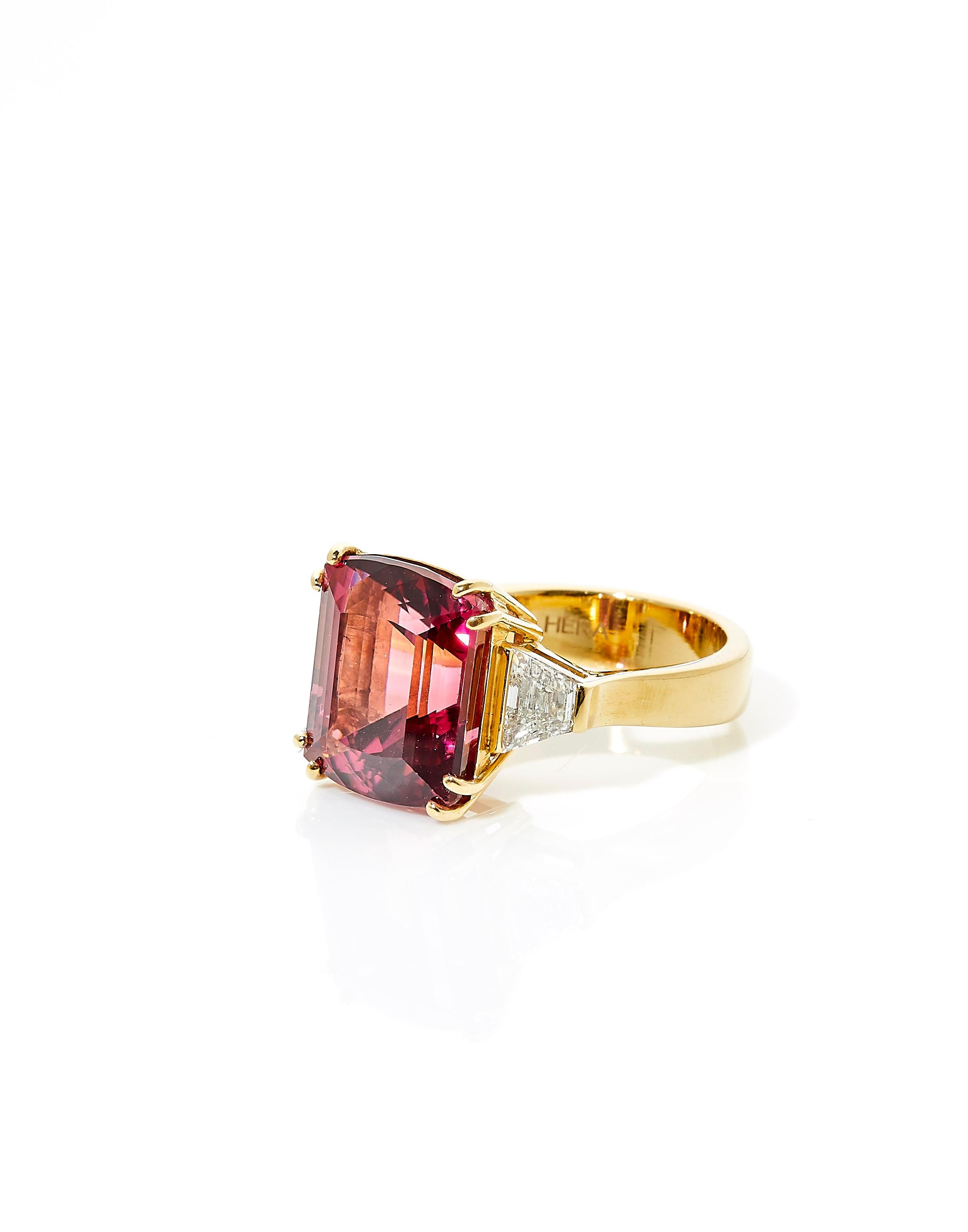 Contemporary 18 Karat Yellow Gold Ring with 10.74 Carat Vivid Pink Tourmaline and Diamonds