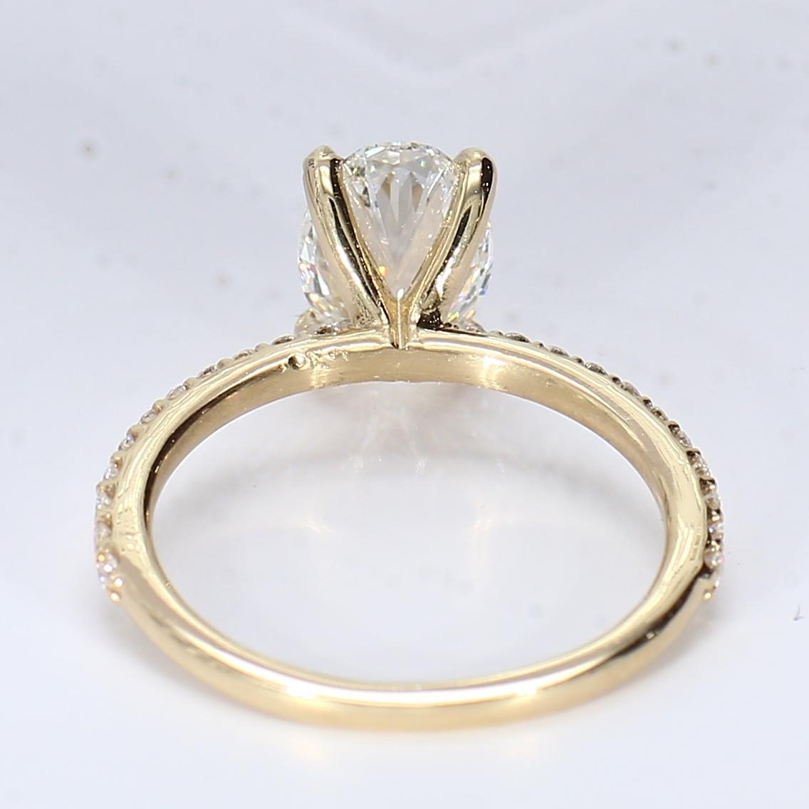 Taille ovale Bague de fiançailles en or jaune 18k avec diamants ovales et ronds - Taille 5.25 en vente