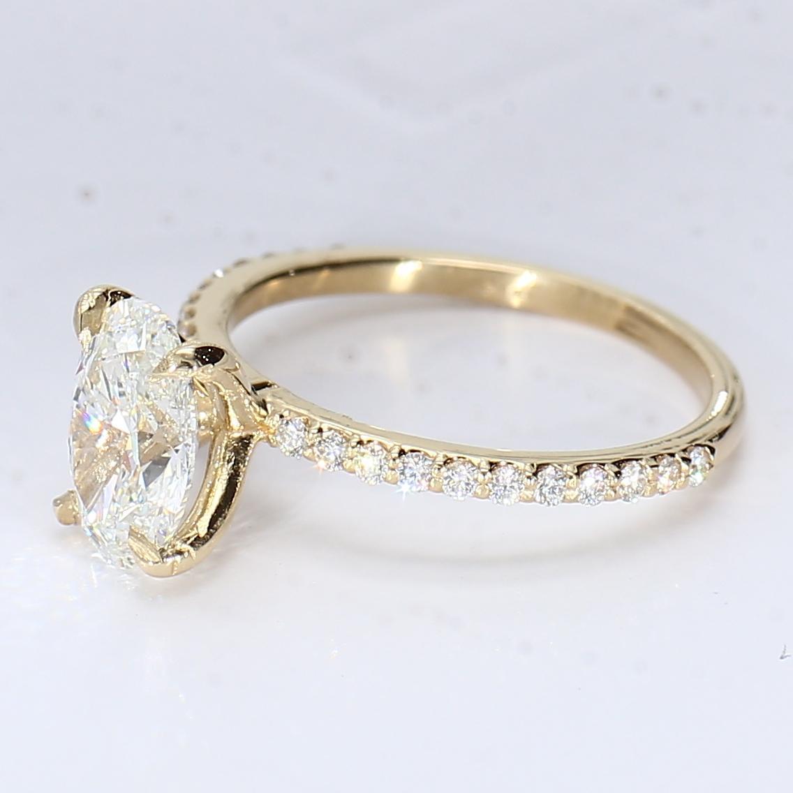 Bague de fiançailles en or jaune 18k avec diamants ovales et ronds - Taille 5.25 Excellent état - En vente à Scottsdale, AZ