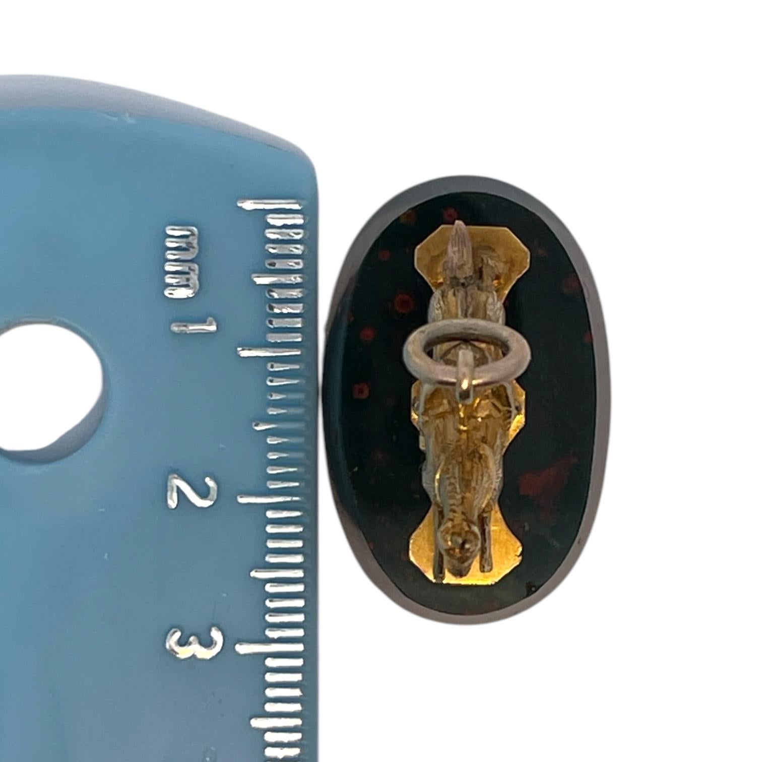 Taglio misto Charm equestre in oro giallo 18K con base in opale in vendita