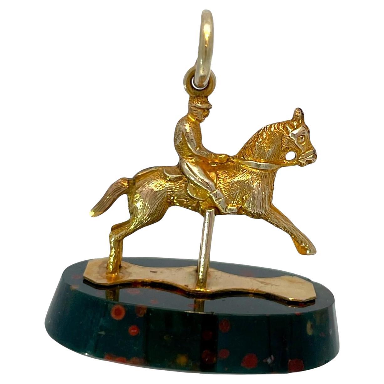 Charm equestre in oro giallo 18K con base in opale in vendita
