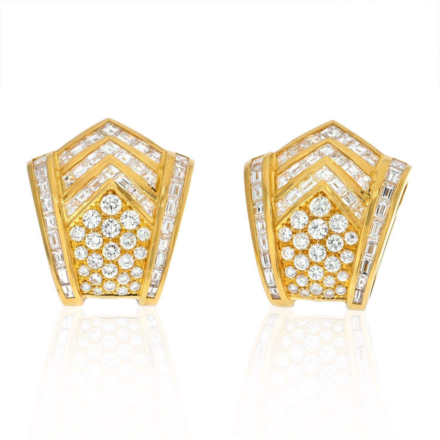 Modern 18K Yellow Gold Estate Cluster 14.00cts Baguette Round Diamond Earrings For Sale