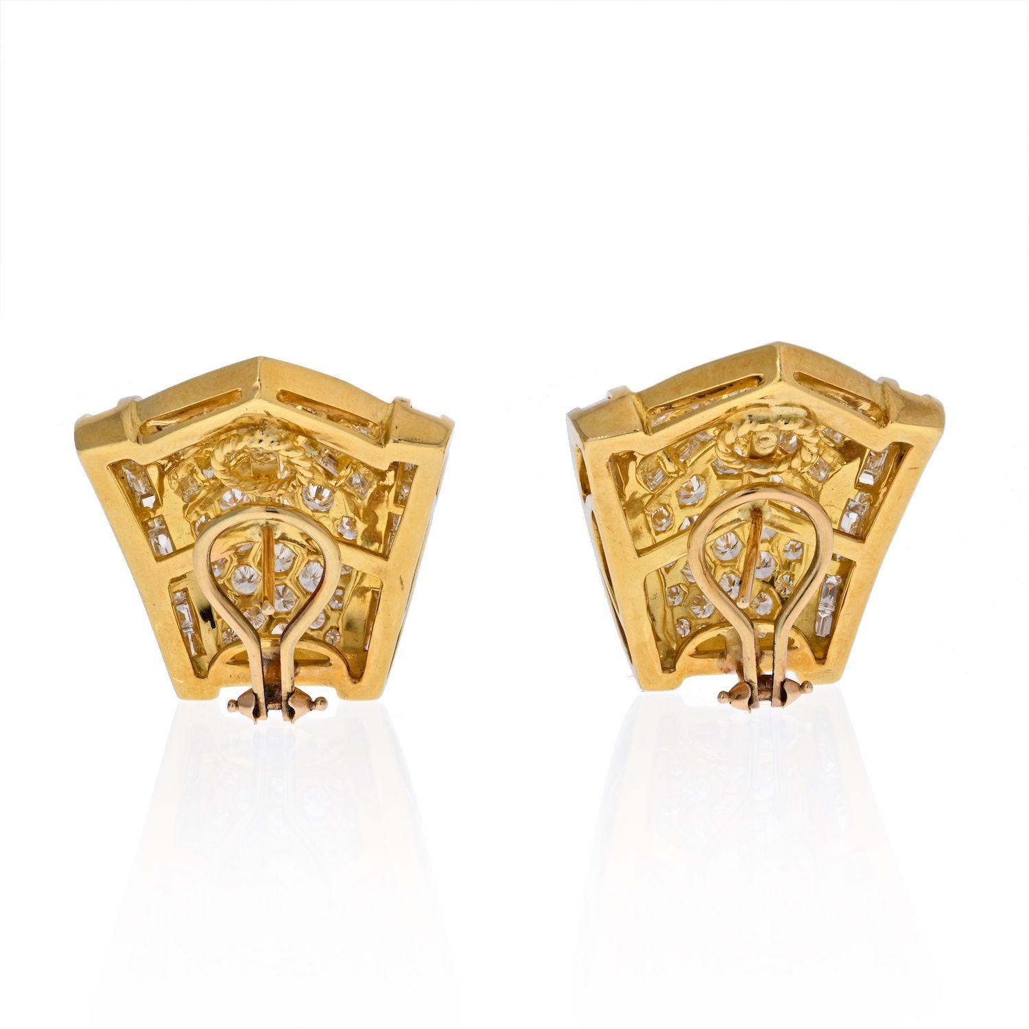 18K Yellow Gold Estate Cluster 14.00cts Baguette Round Diamond Earrings In Excellent Condition For Sale In New York, NY