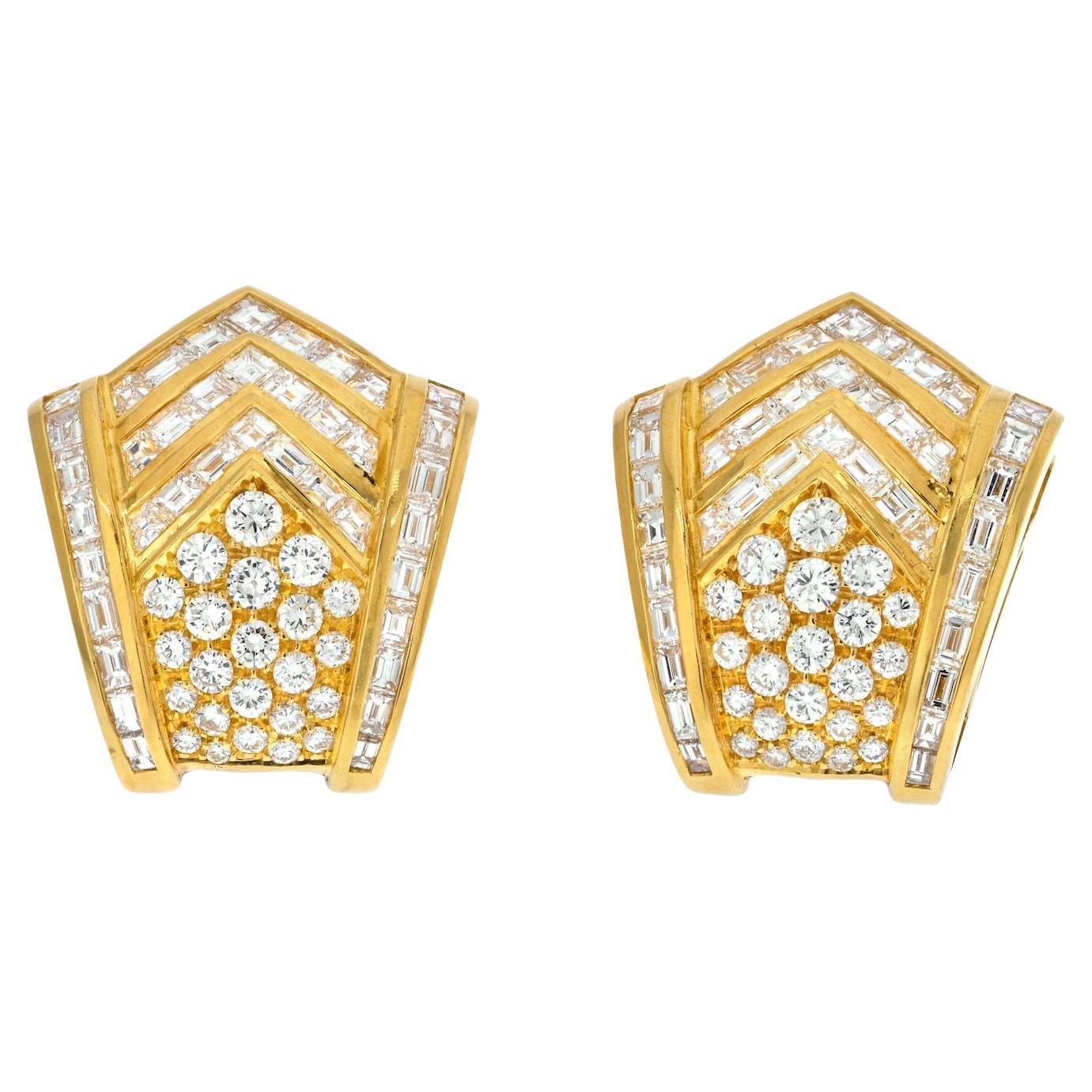 Boucles d'oreilles en or jaune 18 carats avec grappe de diamants ronds baguettes 14,00 carats (succession) en vente