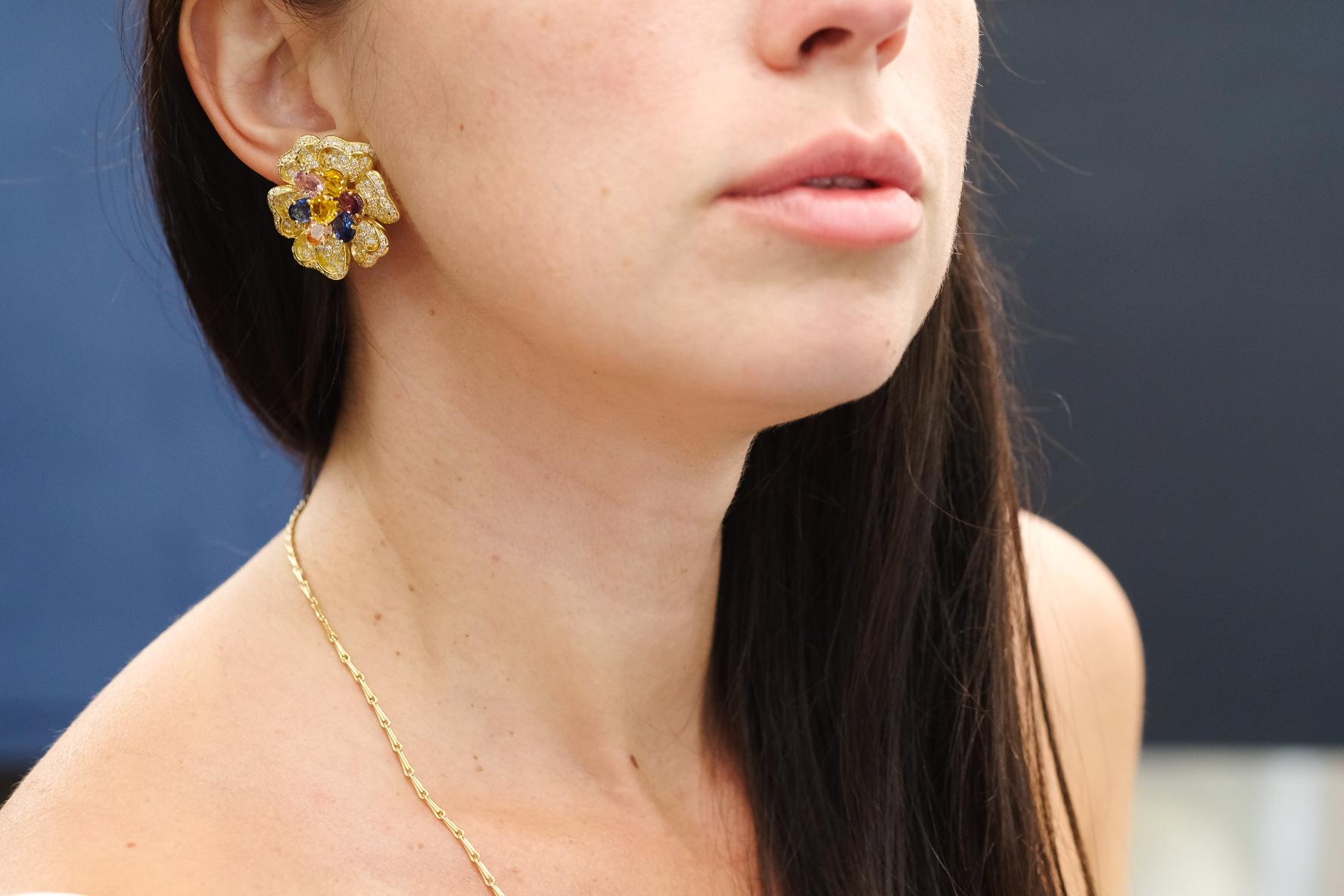 Round Cut 18K Yellow Gold Estate Diamond And Sapphire Flower Earrings