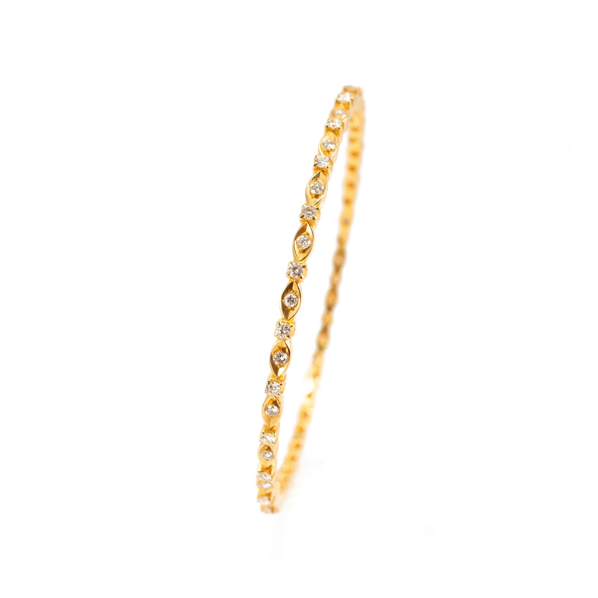Genre : Mesdames

Type de métal : Or jaune 18K

Longueur : 7,50 pouces

Largeur : 2.95 mm

Poids : 14.06 grammes

Bracelet en or jaune 18K et diamants. Elle est en excellent état.

D'occasion En excellent état. Peut présenter des signes mineurs