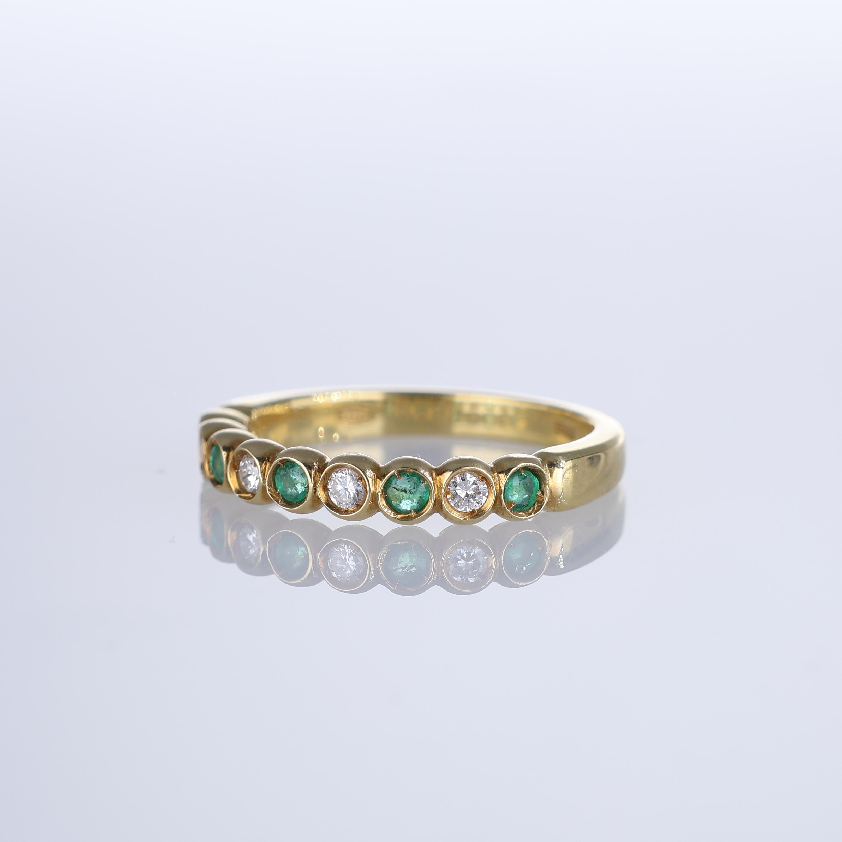 18k Yellow Gold Eternity Band with Emeralds and Diamonds In New Condition For Sale In Bergamo, BG