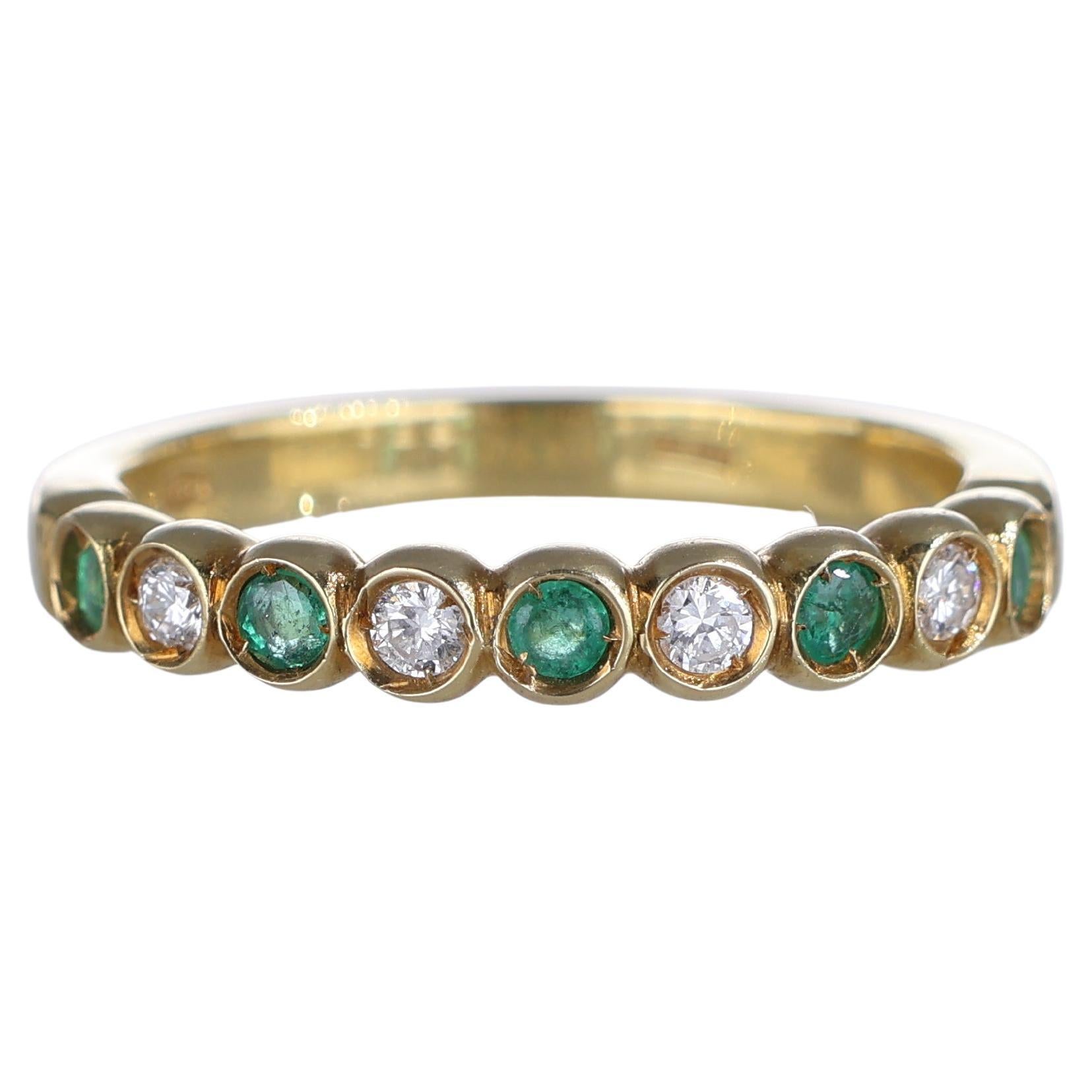 Memoryring aus 18 Karat Gelbgold mit Smaragden und Diamanten
