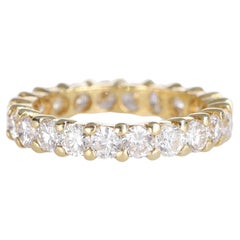 Anillo de eternidad de oro amarillo de 18 quilates con diamantes talla brillante