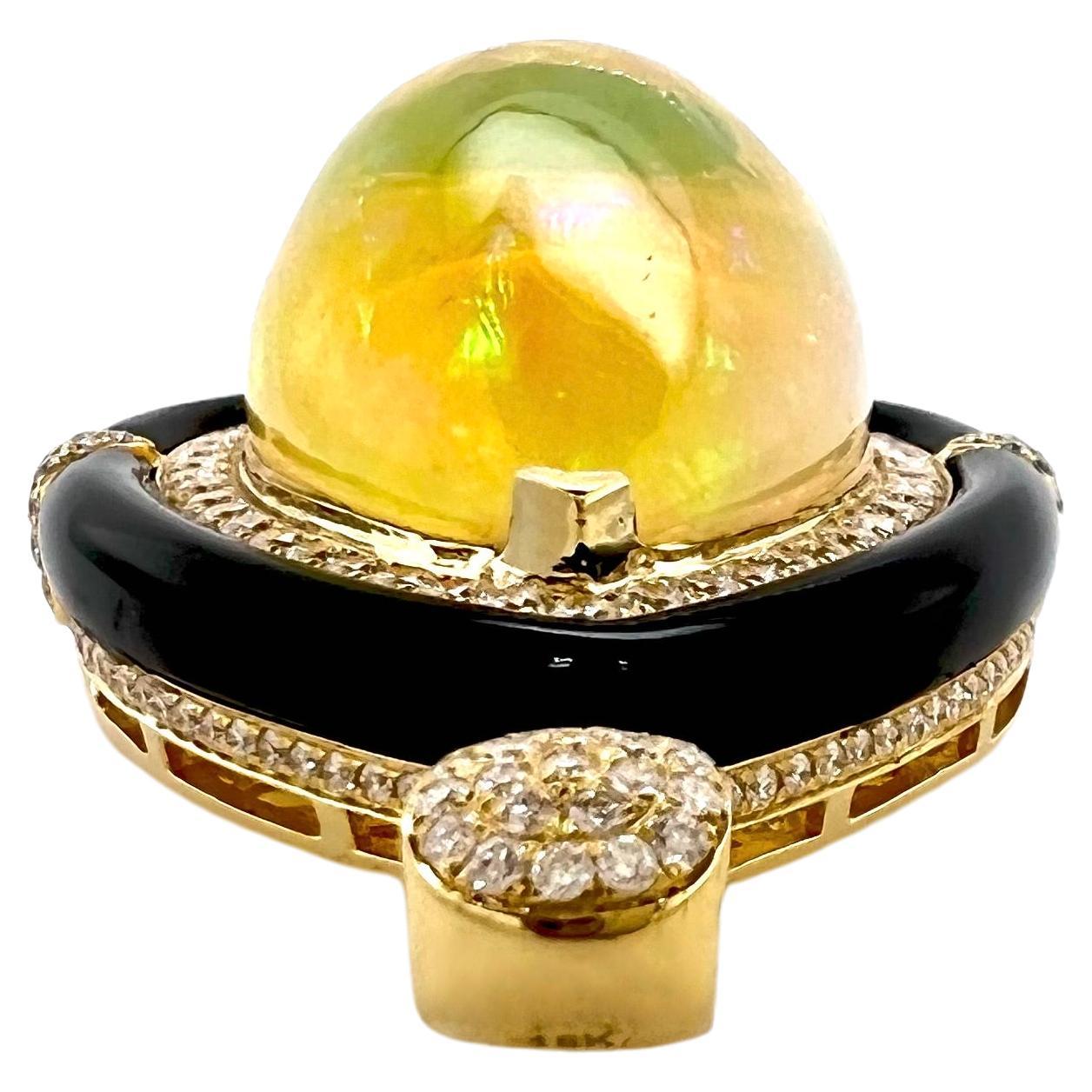 Ce magnifique pendentif en opale éthiopienne est fabriqué à la main avec des diamants et de l'onyx.  Le cadre fait à la main entoure l'opale en forme de goutte d'eau de manière concise tandis que les diamants complètent le fabuleux pendentif. 