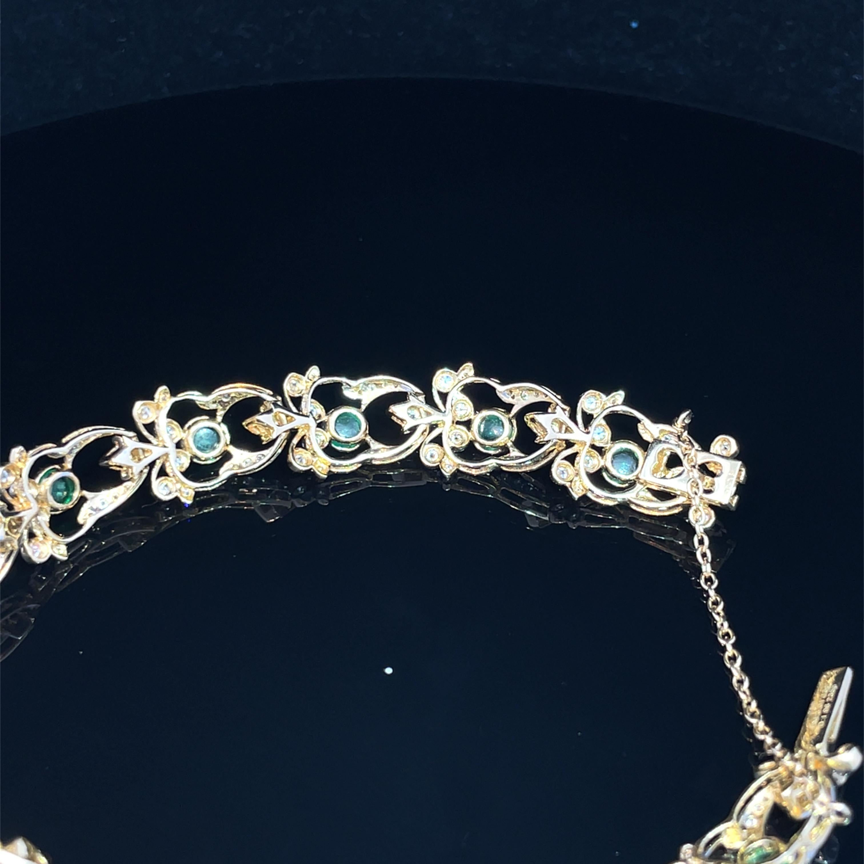 Bracelet exquis en or jaune 18k avec émeraudes et diamants en vente 4