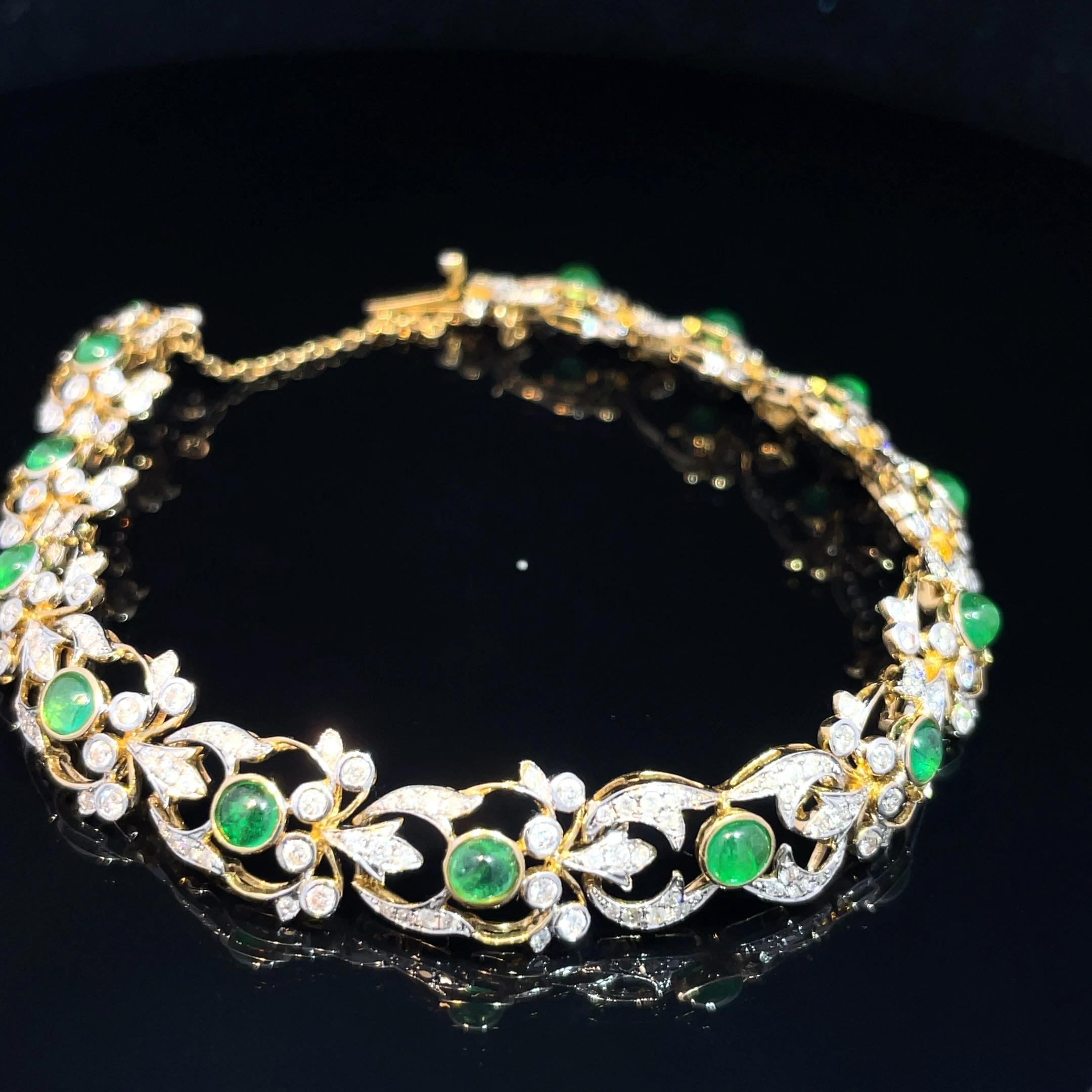 Élevez votre collection de bijoux avec notre exquis bracelet à maillons en or jaune 18 carats orné d'émeraudes et de diamants, une pièce époustouflante qui allie admirablement élégance et design inspiré de la nature. Ce luxueux bracelet présente un