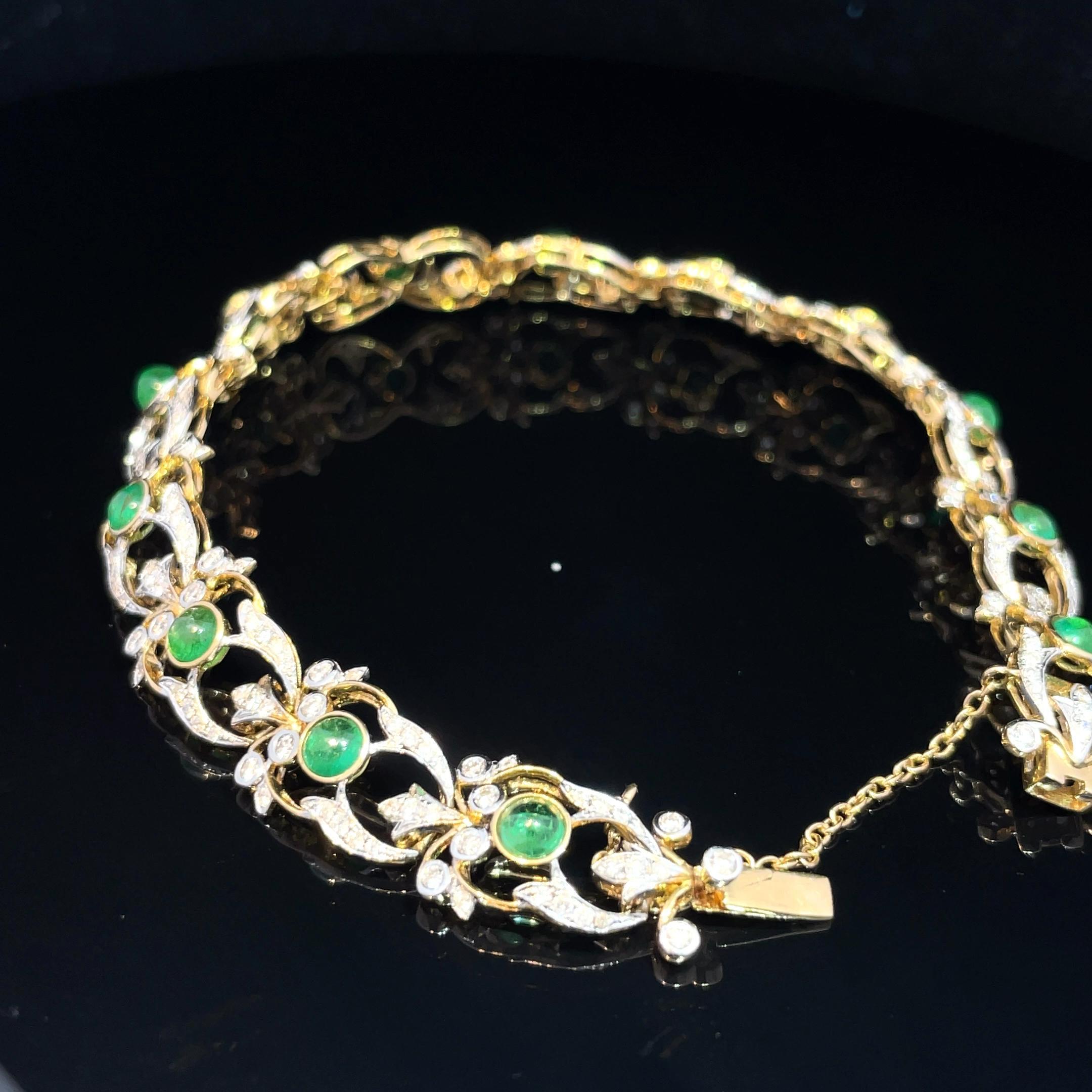 Bracelet exquis en or jaune 18k avec émeraudes et diamants Excellent état - En vente à New York, NY