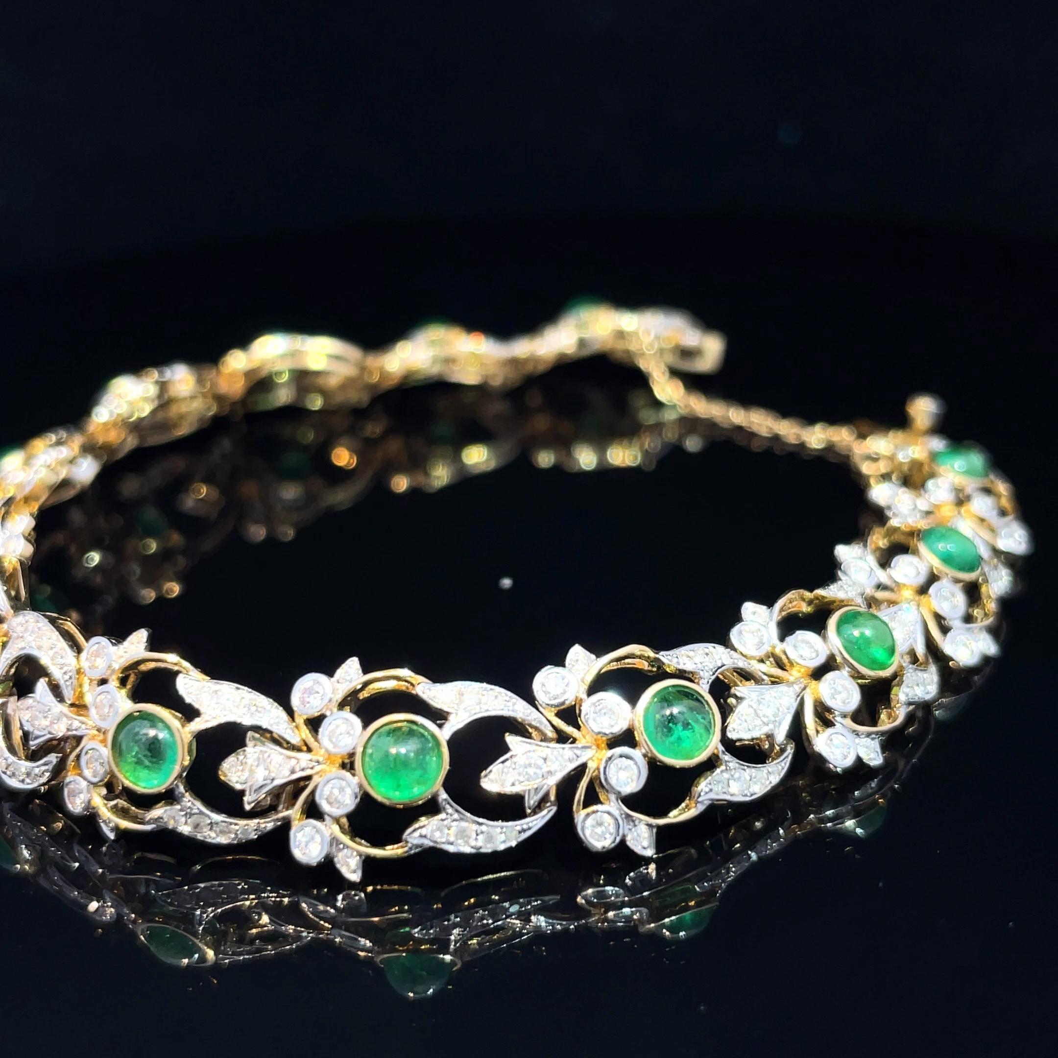 Bracelet exquis en or jaune 18k avec émeraudes et diamants en vente 2
