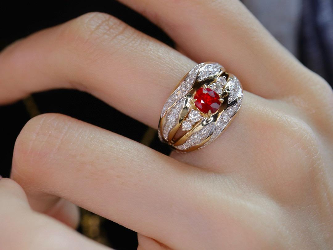 18K Yellow Gold Pigeon Blood Ruby Diamond Cocktail Ring In New Condition For Sale In Kowloon, HK