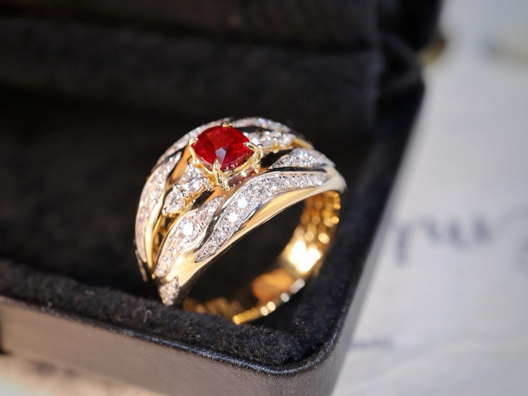 Women's or Men's 18K Yellow Gold Pigeon Blood Ruby Diamond Cocktail Ring For Sale